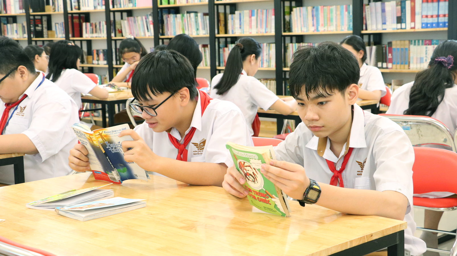 Bài cuối: Dạy gì ở buổi 2 để học sinh phát triển toàn diện? Học sinh lớp Bảy Trường THCS Nguyễn Gia Thiều (quận Tân Bình) trong tiết học đọc sách tại thư viện - ẢNH: TRANG THƯ