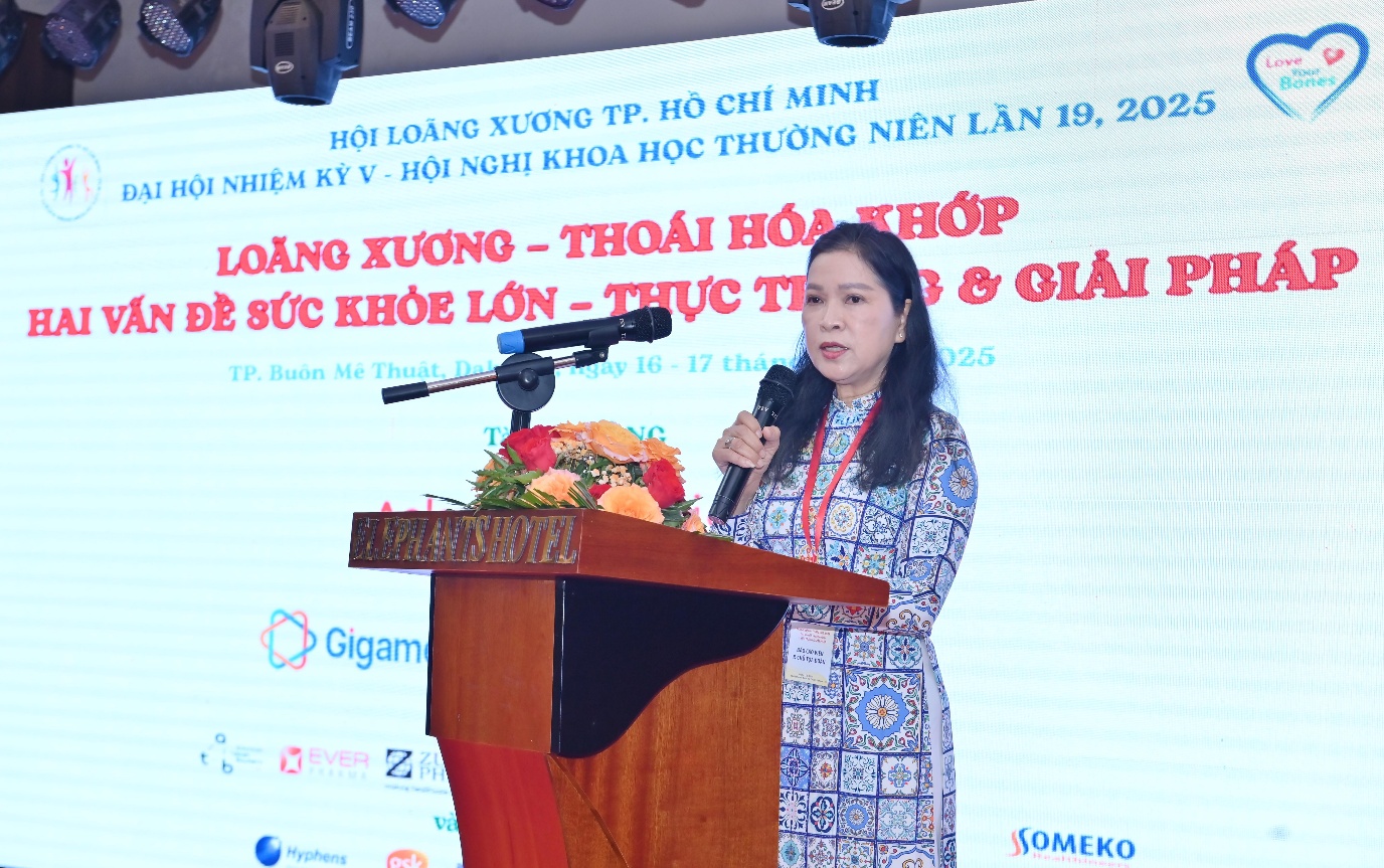 PGS.TS Lê Anh Thư - Chủ tịch Hội Loãng xương TPHCM phát biểu tại hội nghị thường niên của Hội Loãng xương TPHCM lần thứ 19 (năm 2025) - Ảnh: Anlene