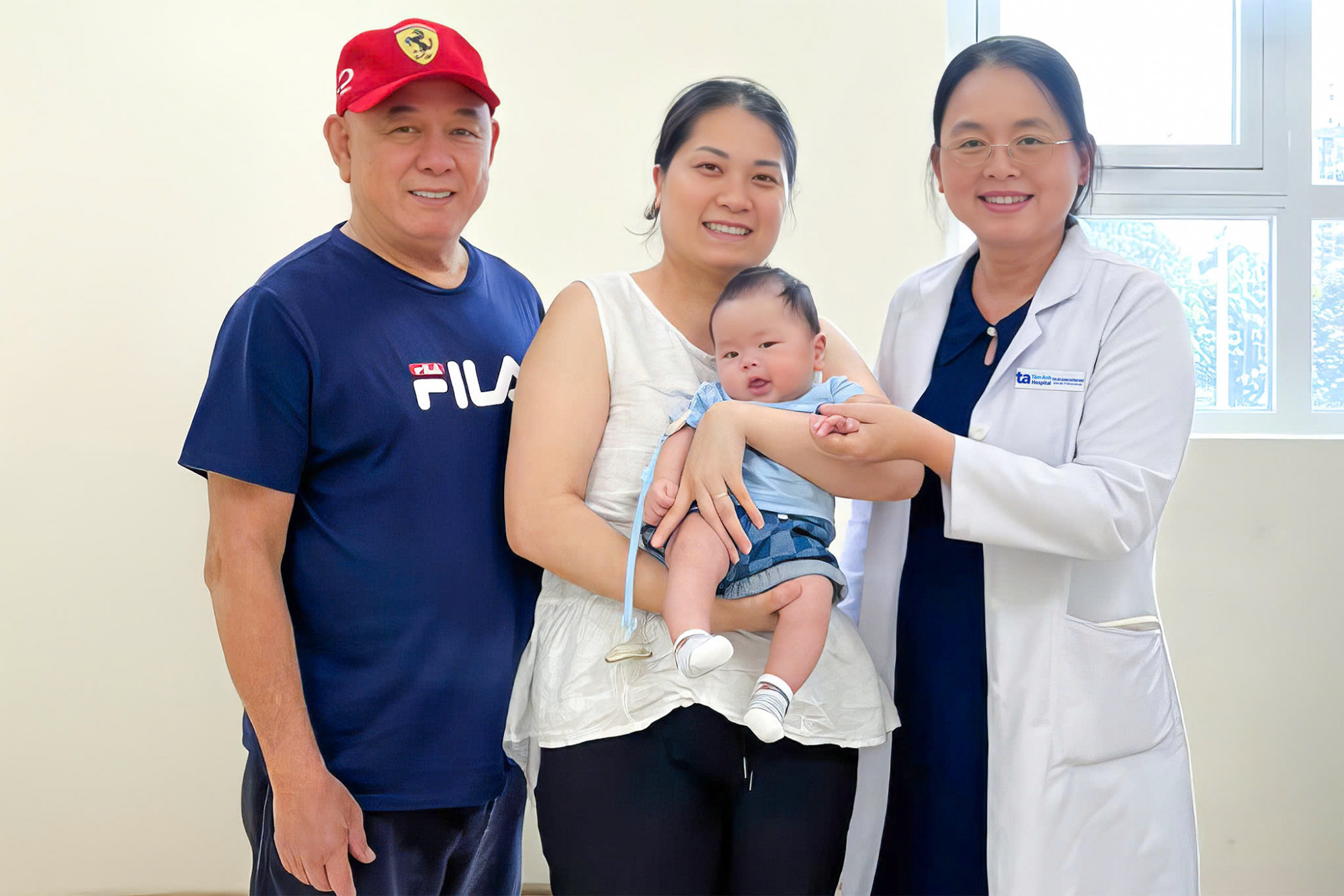 Gia đình anh Trung, 75 tuổi, sống tại Úc, hiếm muộn 19 năm được ThS.BS Giang Huỳnh Như điều trị, đã sinh con có dịp hội ngộ với bác sĩ đầu năm 2025 - Ảnh: nhân vật cung cấp