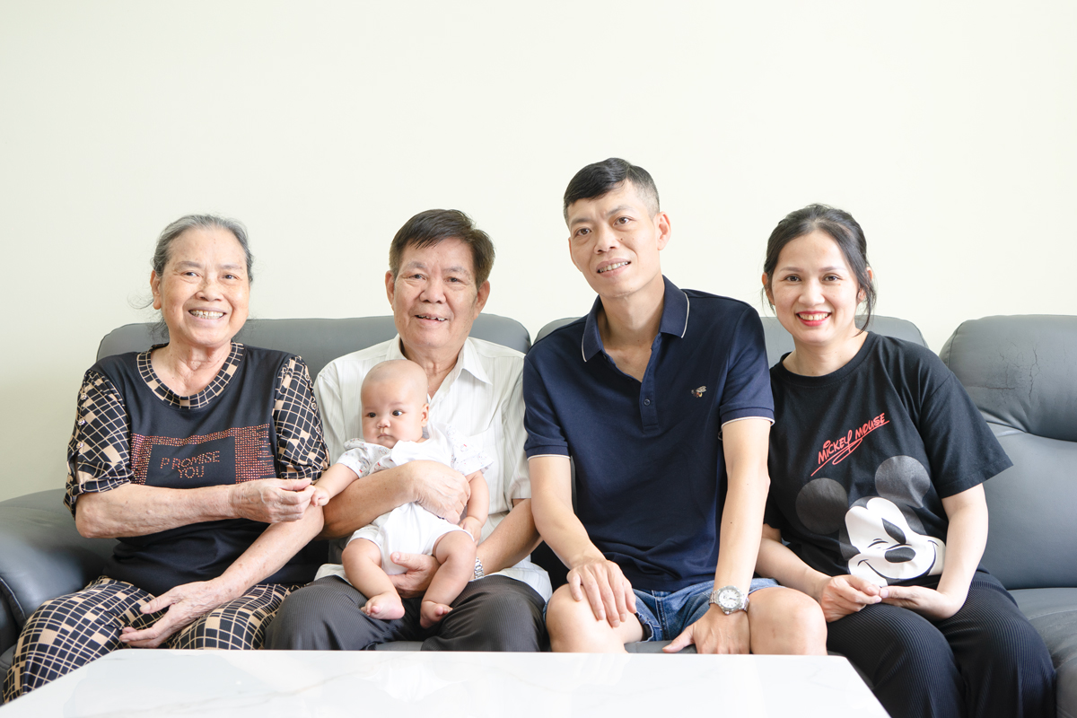 Ở tuổi gần 80, bố chồng chị Hằng là một cựu chiến binh hạnh phúc khi lần đầu được bế cháu nội vào lòng - Ảnh: IVF Tâm Anh