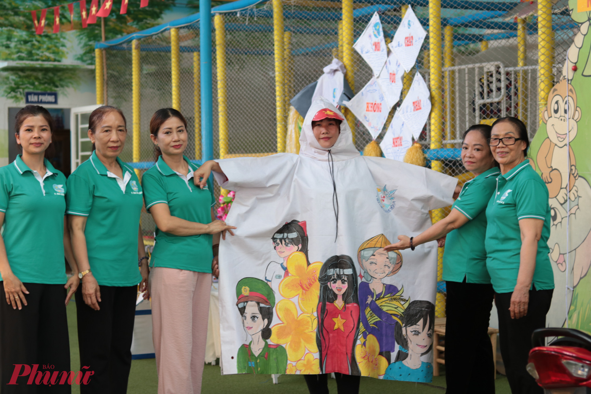 Chiếc áo mưa tiện dụng và đầy sáng tạo của đội thi liên chi hội phụ nữ các khu phố 38, 39, 40, 41, 42, 43, 44, phường Bình Hưng Hoà A. 