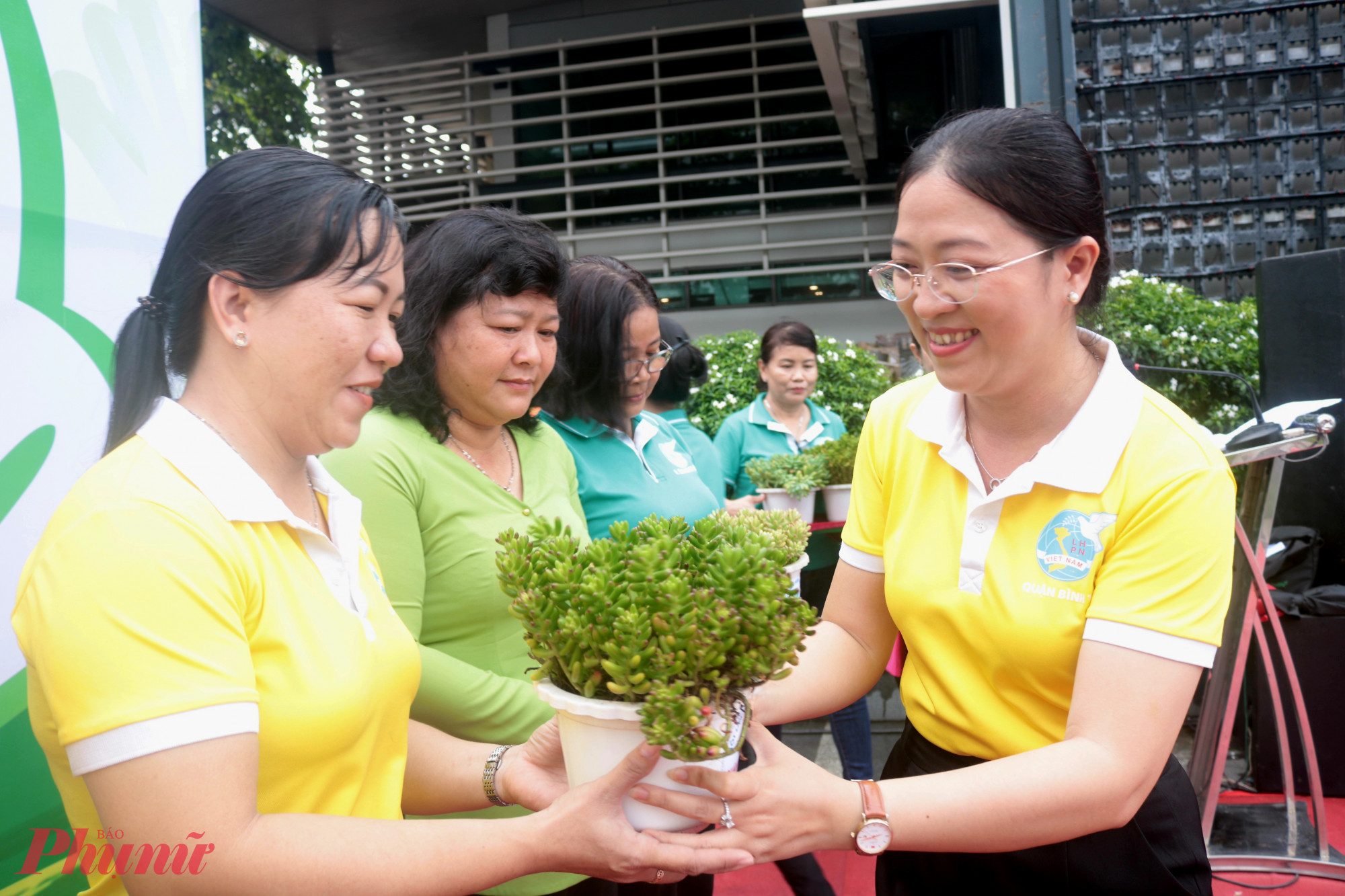 Bà Huỳnh Đặng Hà Tuyên – Chủ tịch Hội LHPN quận Bình Tân – trao chậu cây cho các chị em. 