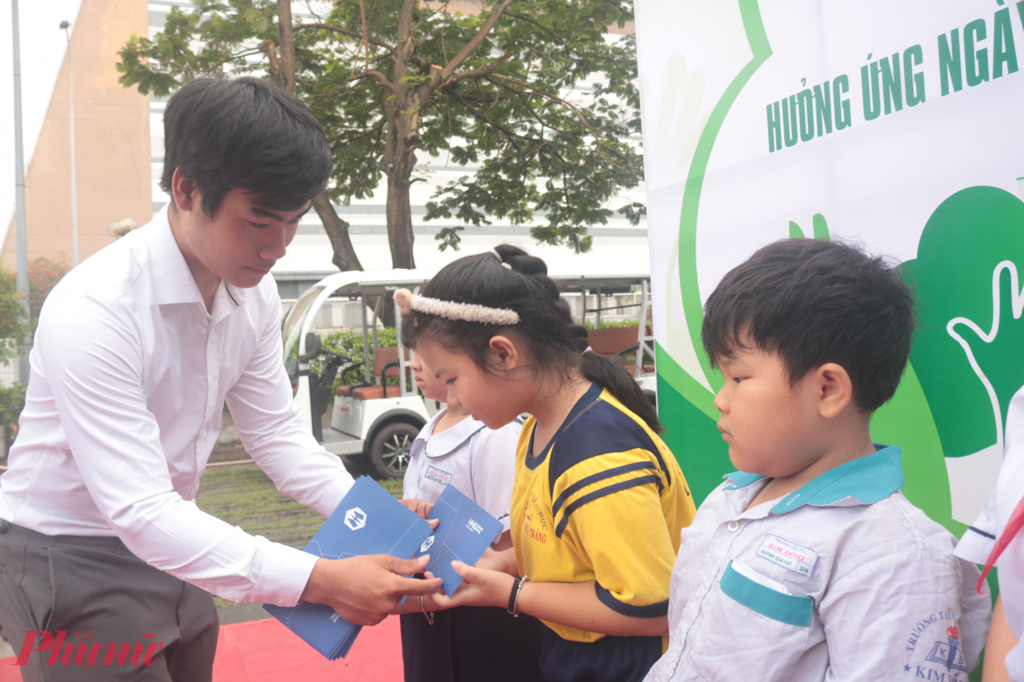 Dịp này, Công ty TNHH phế liệu Huy Hoàng Gia tài trợ 10 suất học bổng Nguyễn Thị Minh Khai (trị giá 1,5 triệu đồng mỗi suất) trao động viên các em học sinh mồ côi vì COVID-19. 