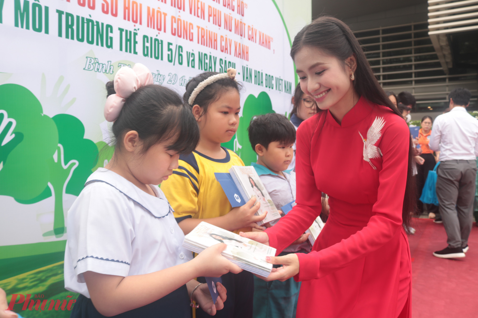 Hoa hậu Nguyễn Thanh Hà tặng sách và tập cho các em học sinh nhận học bổng Nguyễn Thị Minh Khai. 
