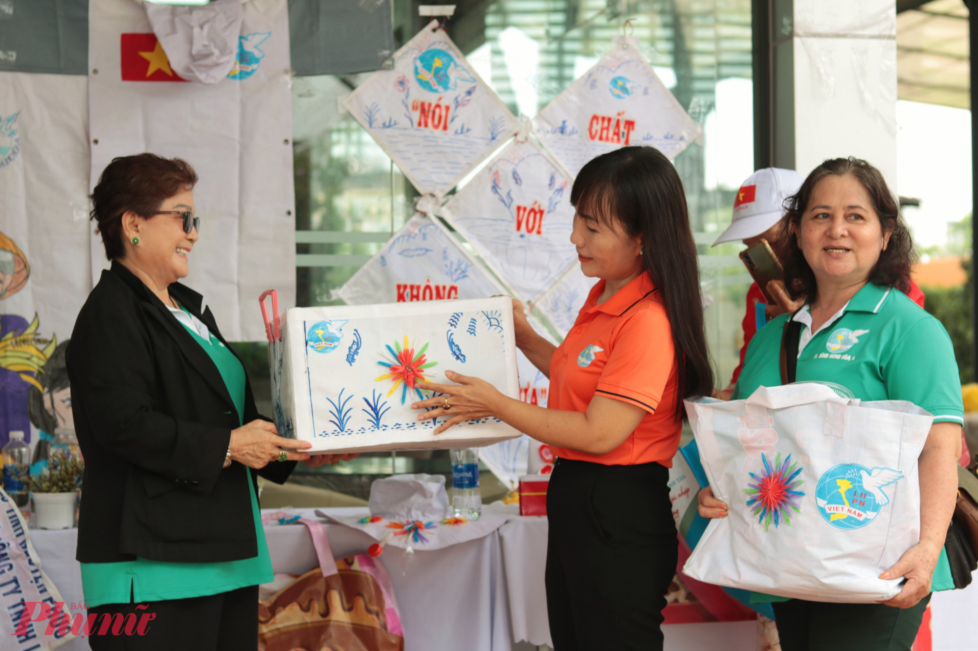 Bà Trịnh Thị Thanh (giữa) – Phó chủ tịch thường trực Hội LHPN TPHCM – xem sản phẩm của liên chi hội phụ nữ các khu phố 8, 9, 10, 12, 13, 14, 15, phường Bình Hưng Hoà A  – đội thi đoạt giải sản phẩm có tính ứng dụng cao nhất. 