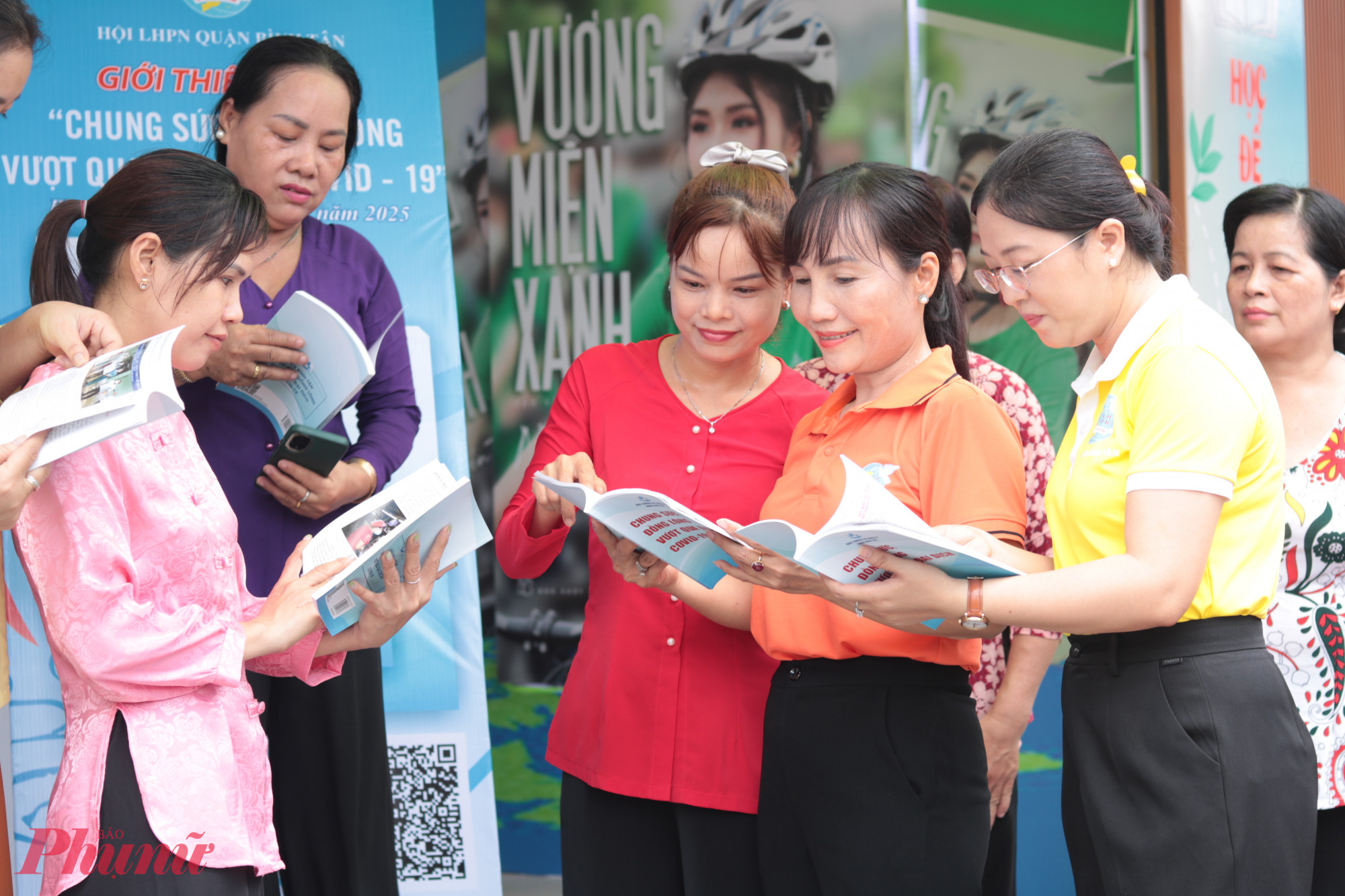 Bà Trịnh Thị Thanh (thứ 2, từ phải qua) – Phó chủ tịch thường trực Hội LHPN TPHCM – cùng chị em quận Bình Tân nhìn lại chặng đường đầy khó khăn thông qua cuốn sách Quận Bình Tân chung sức, đồng lòng, vượt qua đại dịch COVID-19.