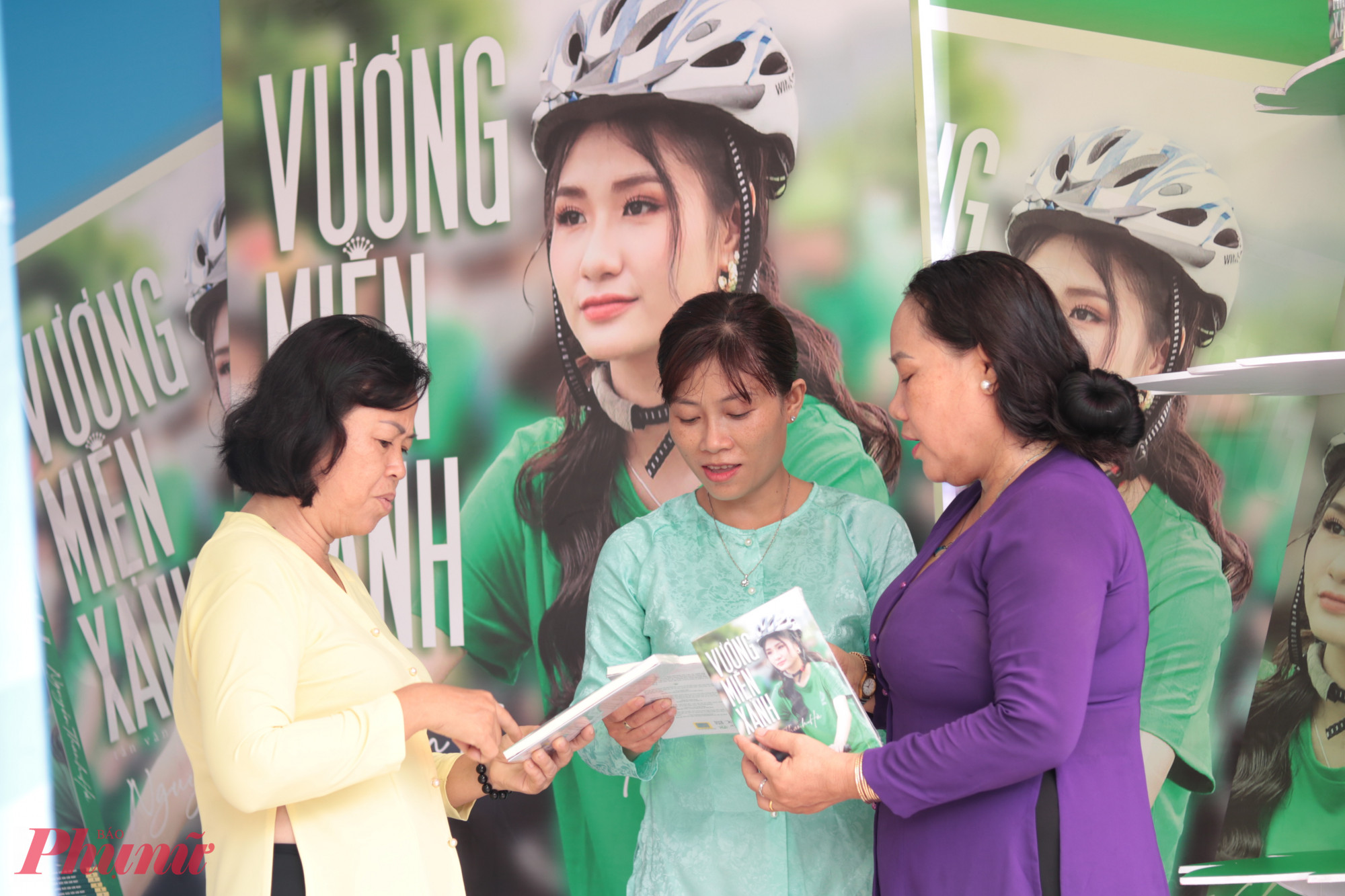 Các chị em cùng đón nhận Vương miện xanh. 