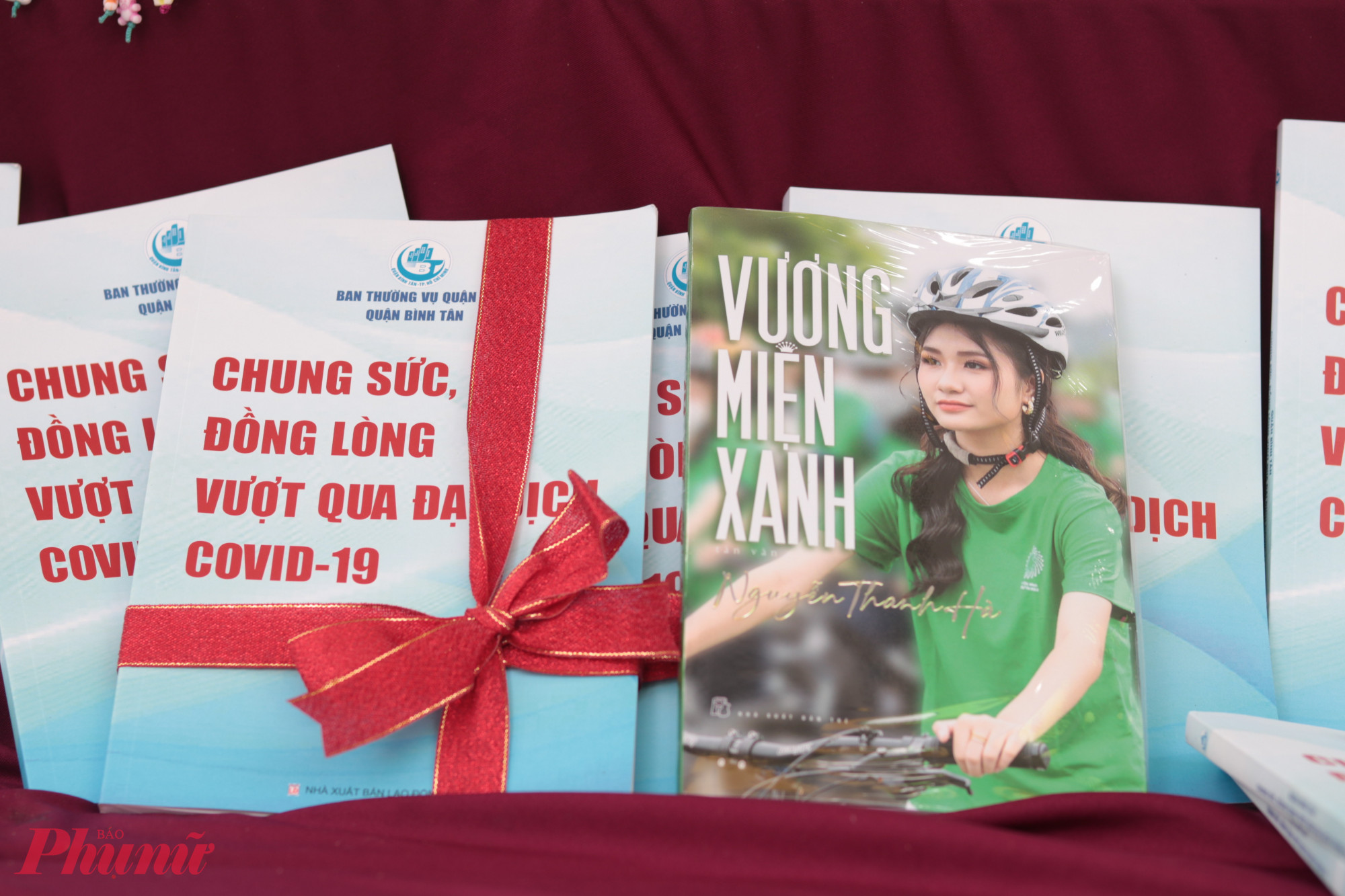 Ảnh bìa 2 tác phẩm Quận Bình Tân chung sức, đồng lòng, vượt qua đại dịch COVID-19 và Vương miện xanh. 