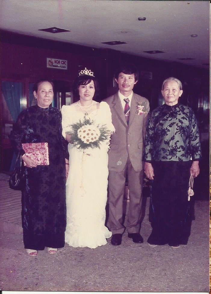  Vợ chồng ông Trân và mẹ ruột (đứng cạnh ông Trân)