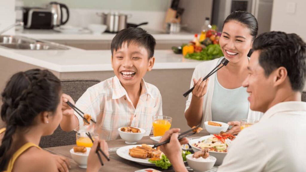 Người đàn ông chơi vơi trong nhà mình Một bữa cơm vui vẻ và đông đủ cả nhà bây giờ sao khó quá (Ảnh minh họa)