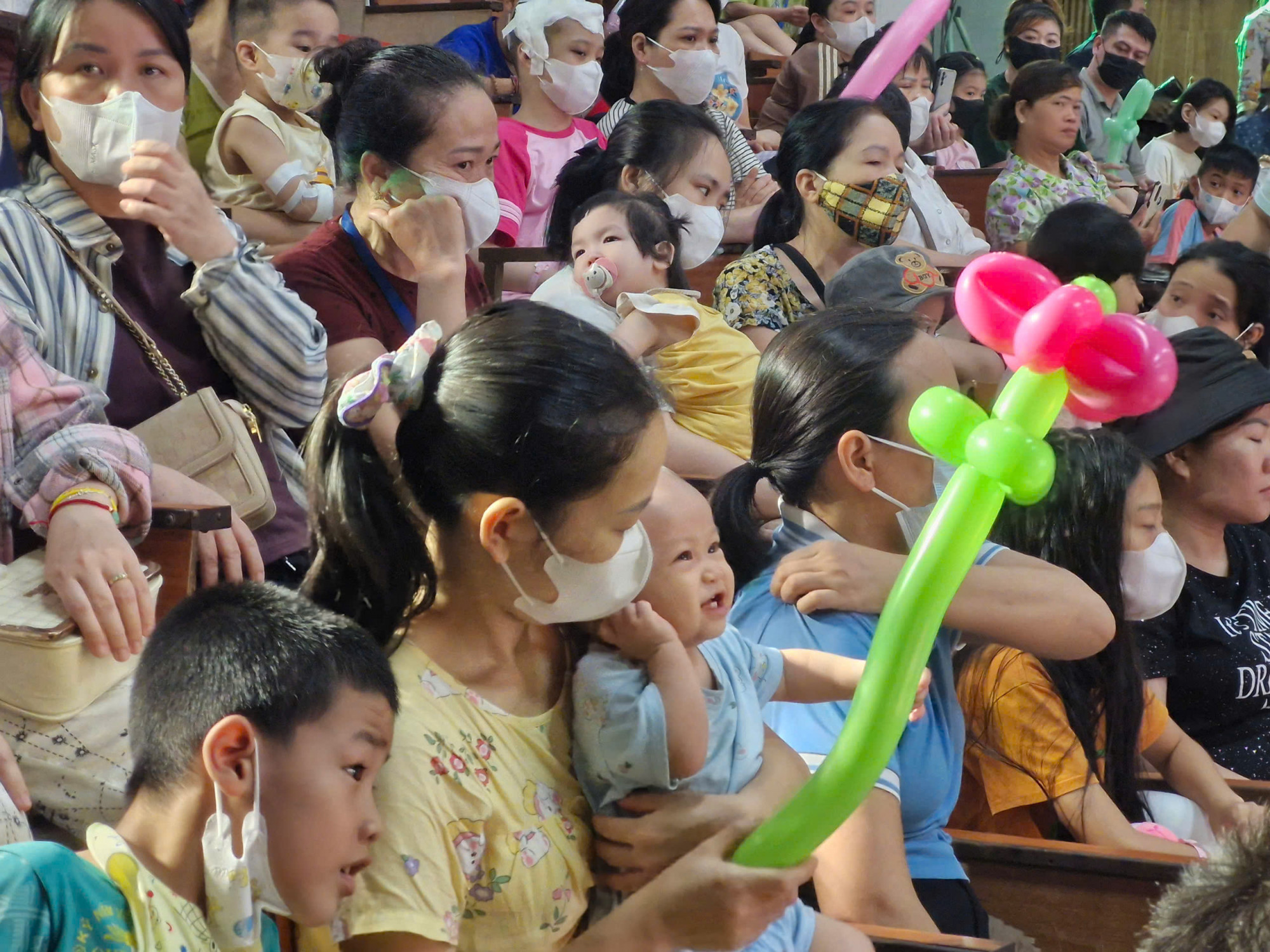 Nụ cười đáng yêu của trẻ trong ngày hội 
