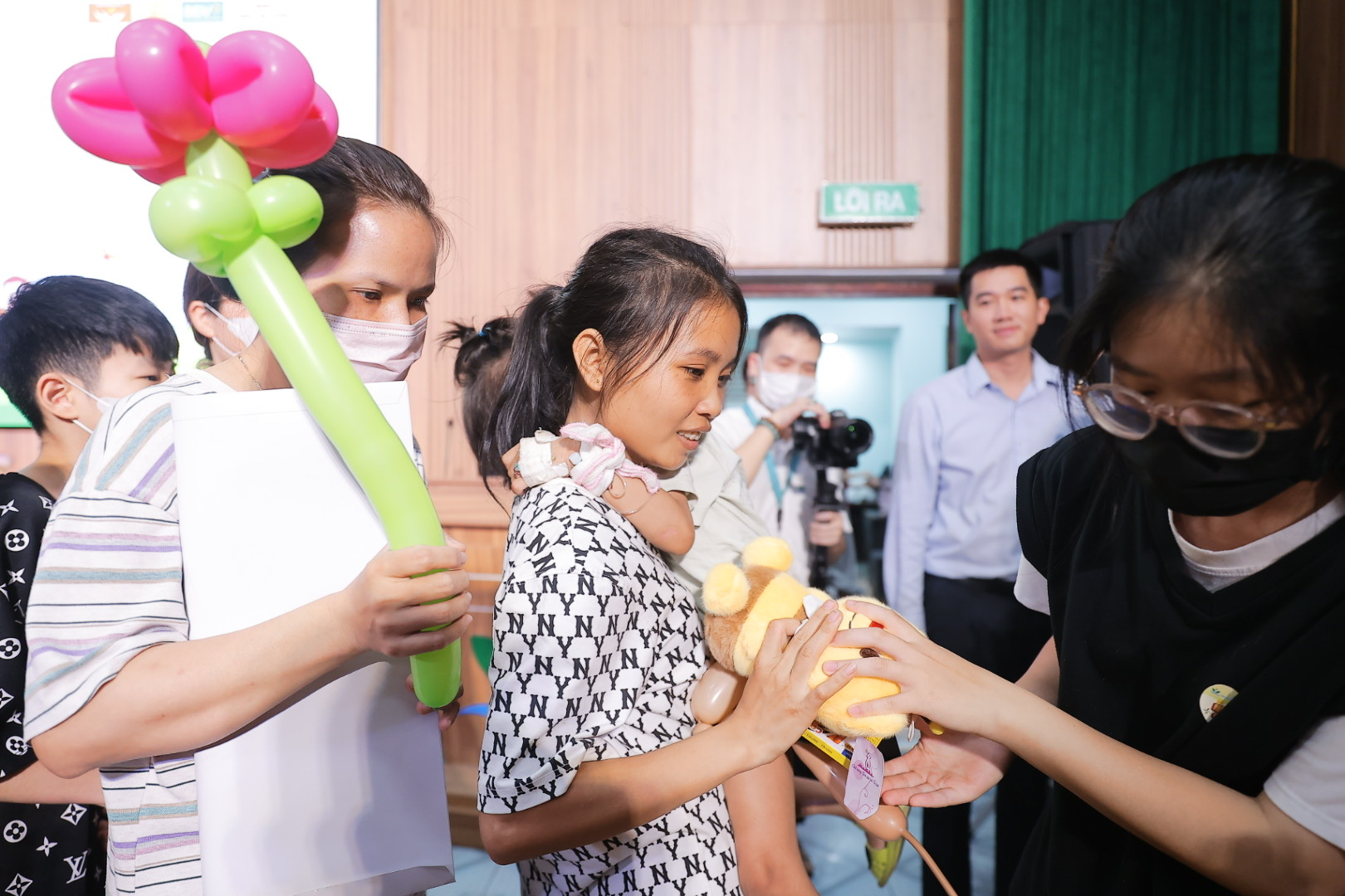 Ngày hội 1/6 tại Bệnh viện Nhi năm nay mang đến hơn 30 gian hàng trò chơi miễn phí, hàng chục nghìn phần quà là sách truyện, đồ chơi, bánh kẹo, sữa... gửi đến tay các em.