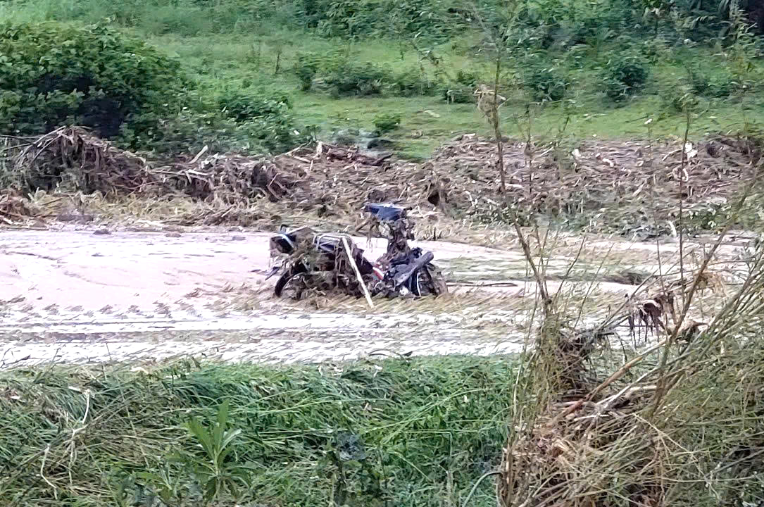 Nhiều tài sản của người dân bị lũ cuốn trôi - Ảnh: Thanh Long