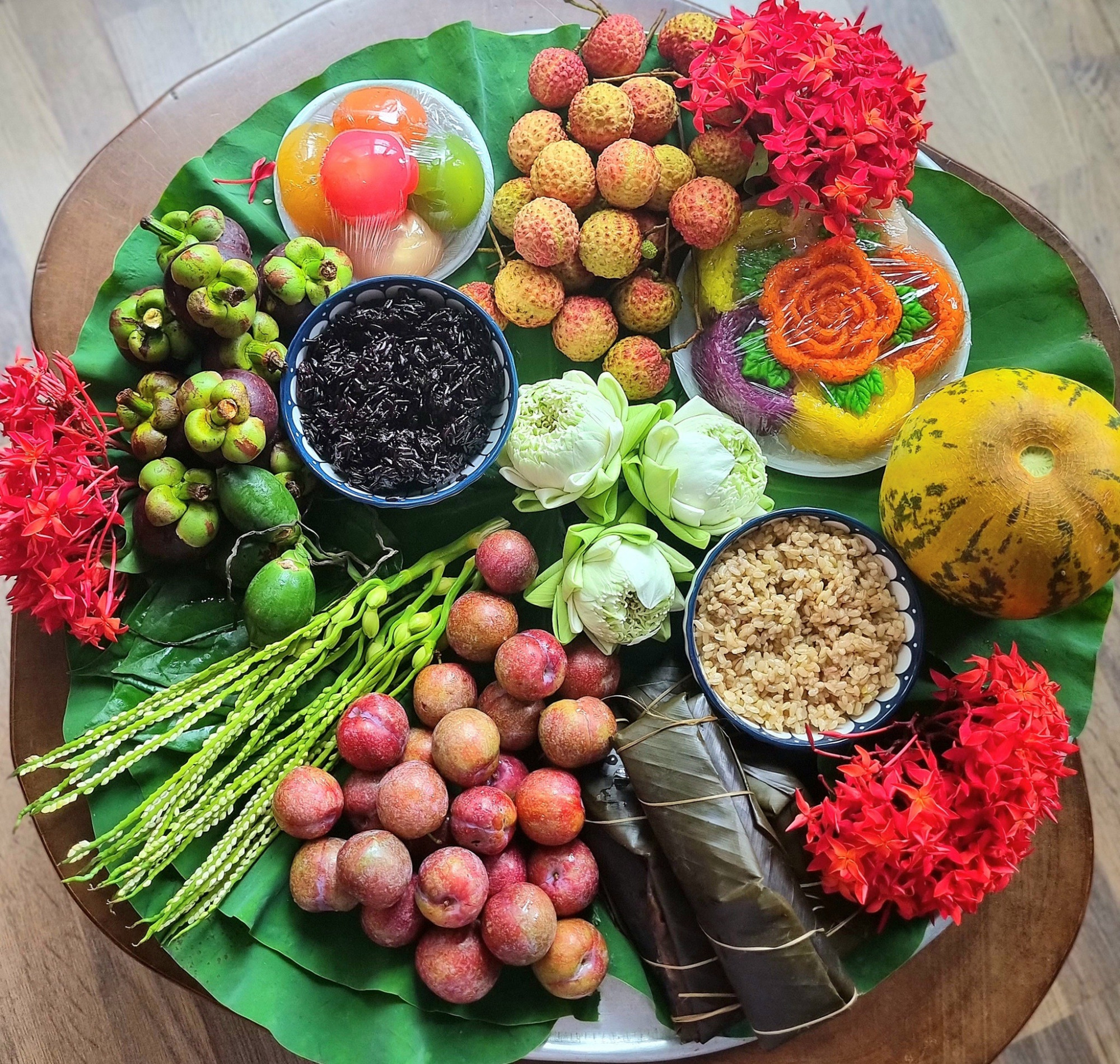 Có rất nhiều loại trái cây theo mùa cũng có mặt trong mâm cúng Tết Đoan Ngọ -  nhiều trái cây - Ảnh: Bích Hiền