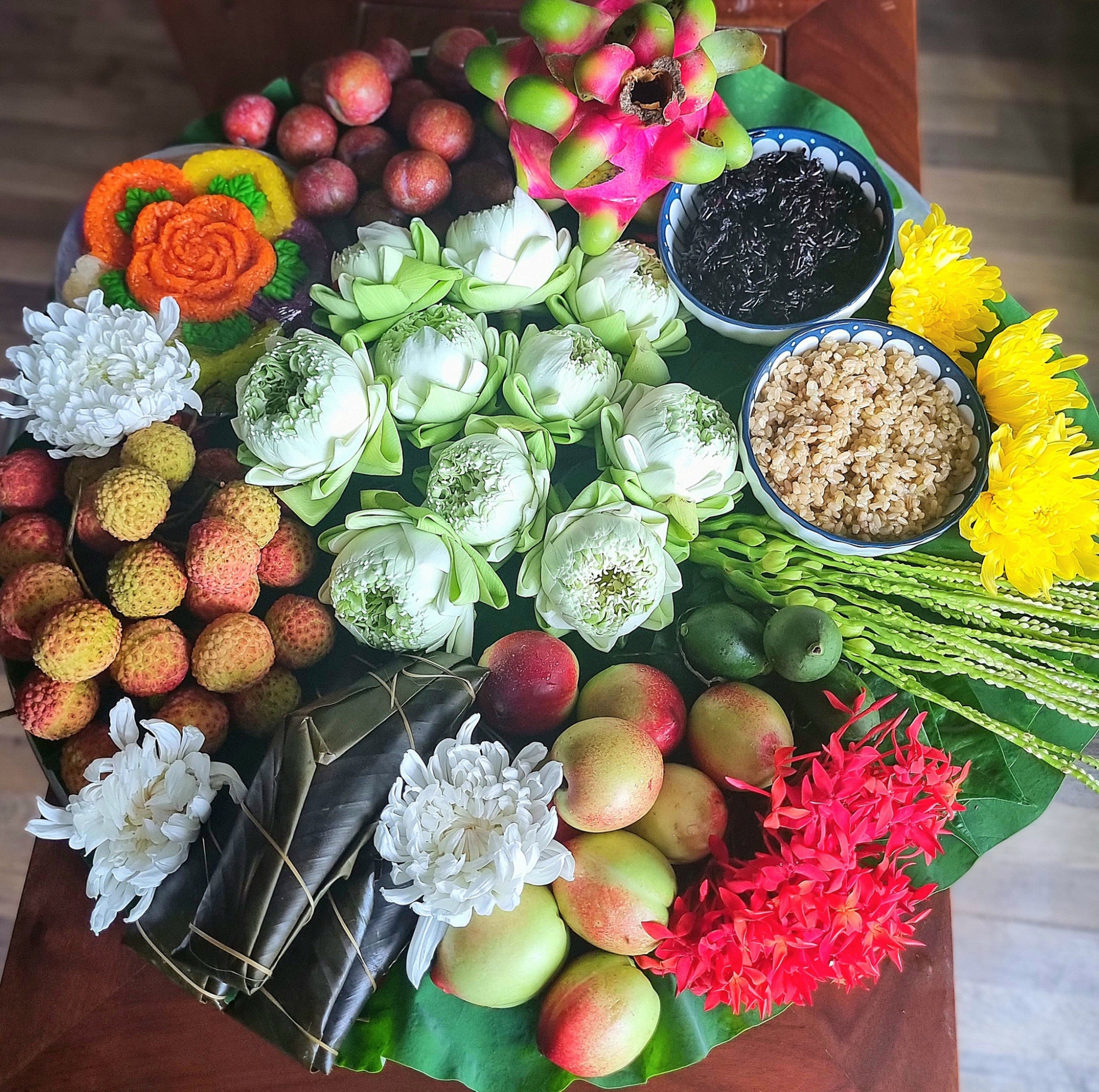 Các loại hoa thường thấy trong mâm cúng Tết Đoan Ngọ là hoa sen, hoa cúc... - Ảnh: Bích Hiền