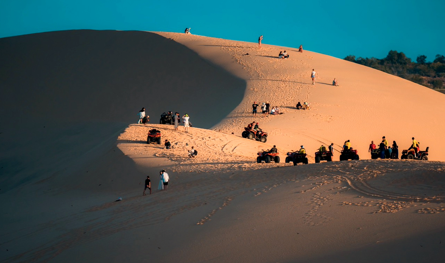 Du khách trải nghiệm xe địa hình ở khu du lịch Bàu Cát, TP Phan Thiết, Bình Thuận - ẢNH: AN BÙI