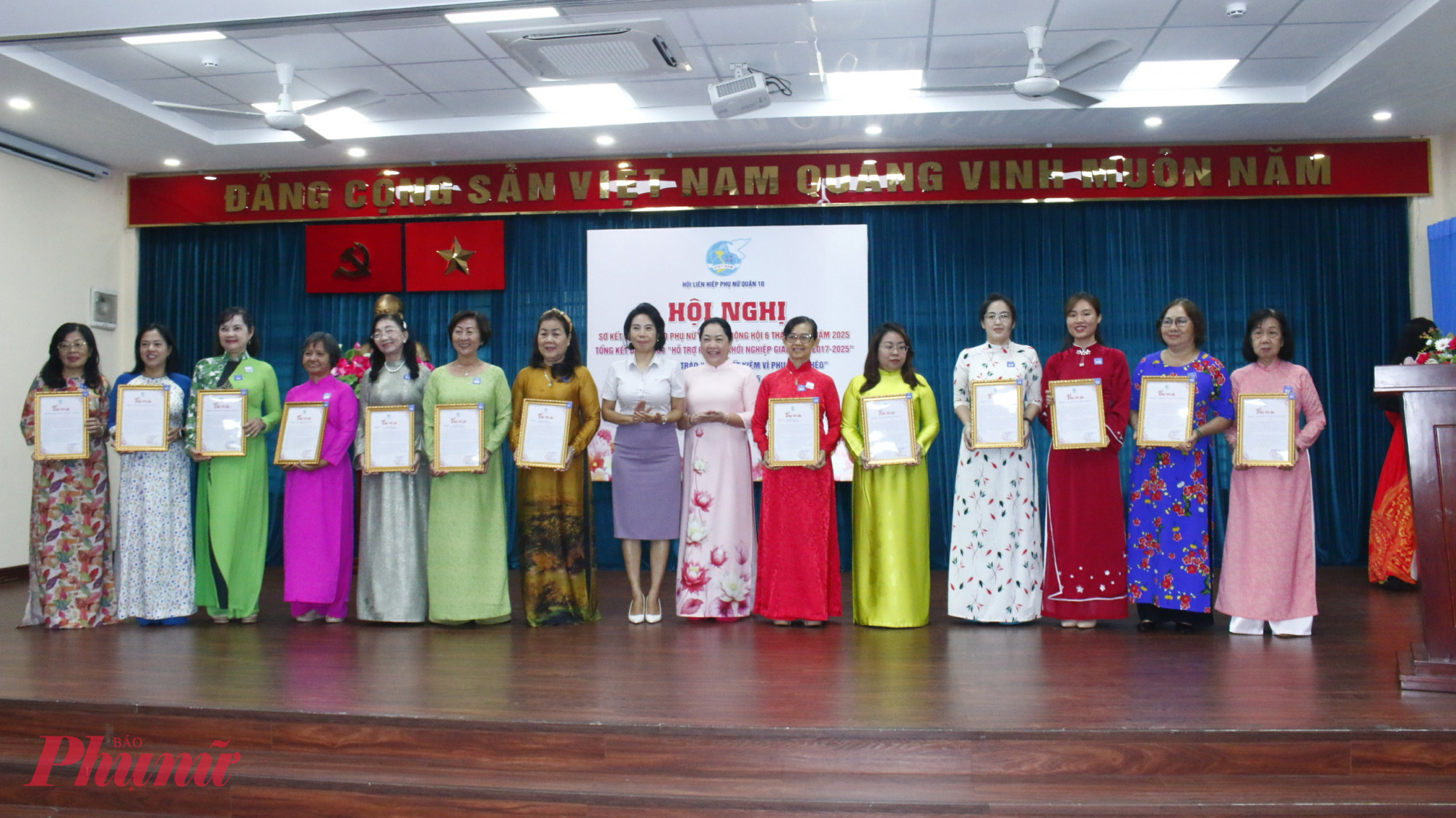 Lãnh đạo Hội LHPN TPHCM và quận 10 trao giấy thư tri ân đến các tập thể tham gia tích cực phong trào “Ngày tiết kiệm vì phụ nữ nghèo” giai đoạn 1995 - 2025.