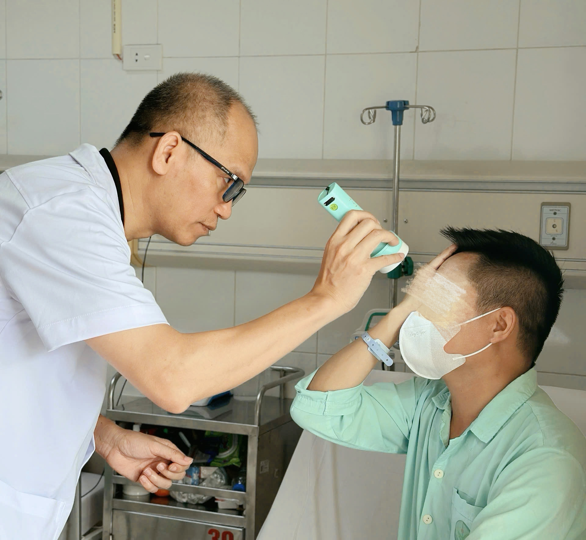 Người đàn ông nguy cơ mù vĩnh viễn vì tiêm xóa nhăn tại Spa