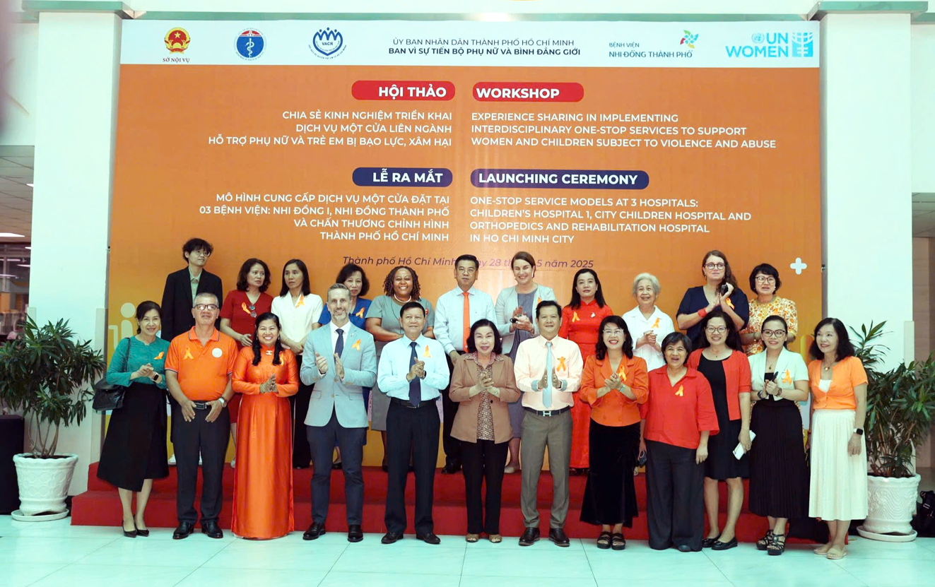 TPHCM mở rộng mô hình “một cửa” - điểm tựa cho nạn nhân bị bạo lực, xâm hại Các đại biểu dự lễ ra mắt mô hình “một cửa” tại các bệnh viện Nhi Đồng 1, Nhi đồng Thành phố và Chấn thương chỉnh hình TPHCM