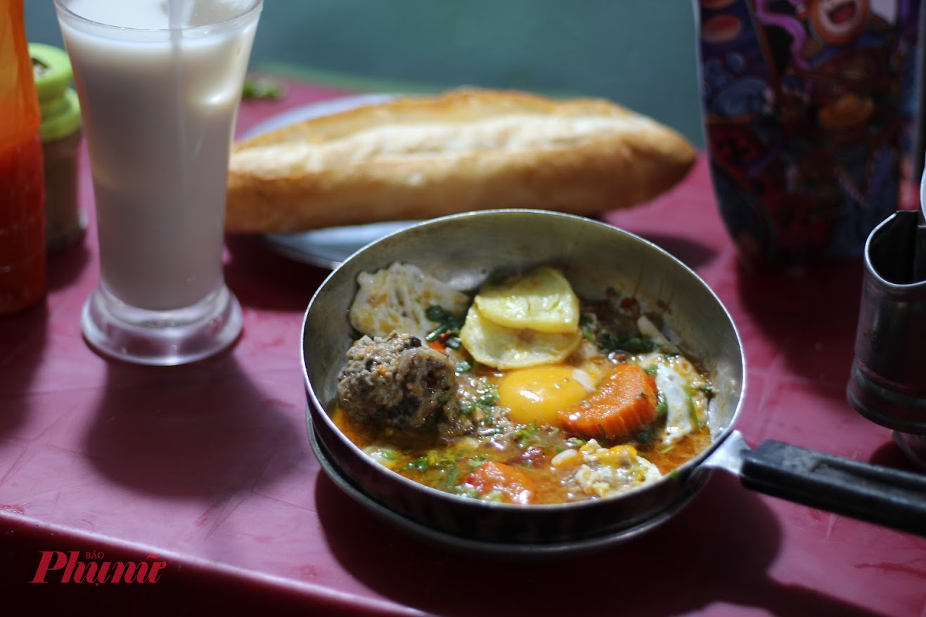 Bánh mì chảo là một trong những món ăn sáng nên thử khi đến Đà Nẵng.