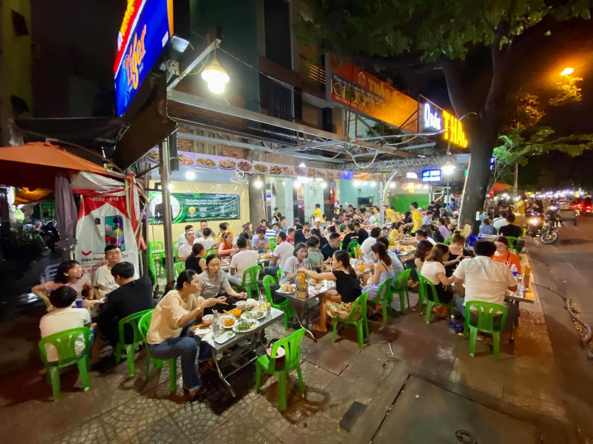 1. Ốc Thảo – 383 Vĩnh Khánh, P.10, Q.4 Là một trong những quán ốc có tiếng lâu năm trên con đường Vĩnh Khánh nhộn nhịp, Ốc Thảo nổi bật nhờ giá cả phải chăng và nguyên liệu tươi sống. Không gian quán bình dân, chỉ vài bộ bàn ghế nhựa đơn giản, nhưng lúc nào cũng kín chỗ. Thực đơn phong phú: ốc hương rang muối, sò lông nướng mỡ hành, nghêu hấp Thái, bạch tuộc nướng sa tế… đều được chế biến đậm đà, vừa vị. Quán dùng hải sản trong ngày, nên món ăn luôn giữ độ ngọt tự nhiên. Một điểm cộng lớn là nước chấm tự pha cay nồng hấp dẫn, làm món nào cũng “bắt vị”. Giá trung bình 40.000–80.000 đồng/món, rất phù hợp cho nhóm bạn trẻ hoặc dân văn phòng đi ăn xế.