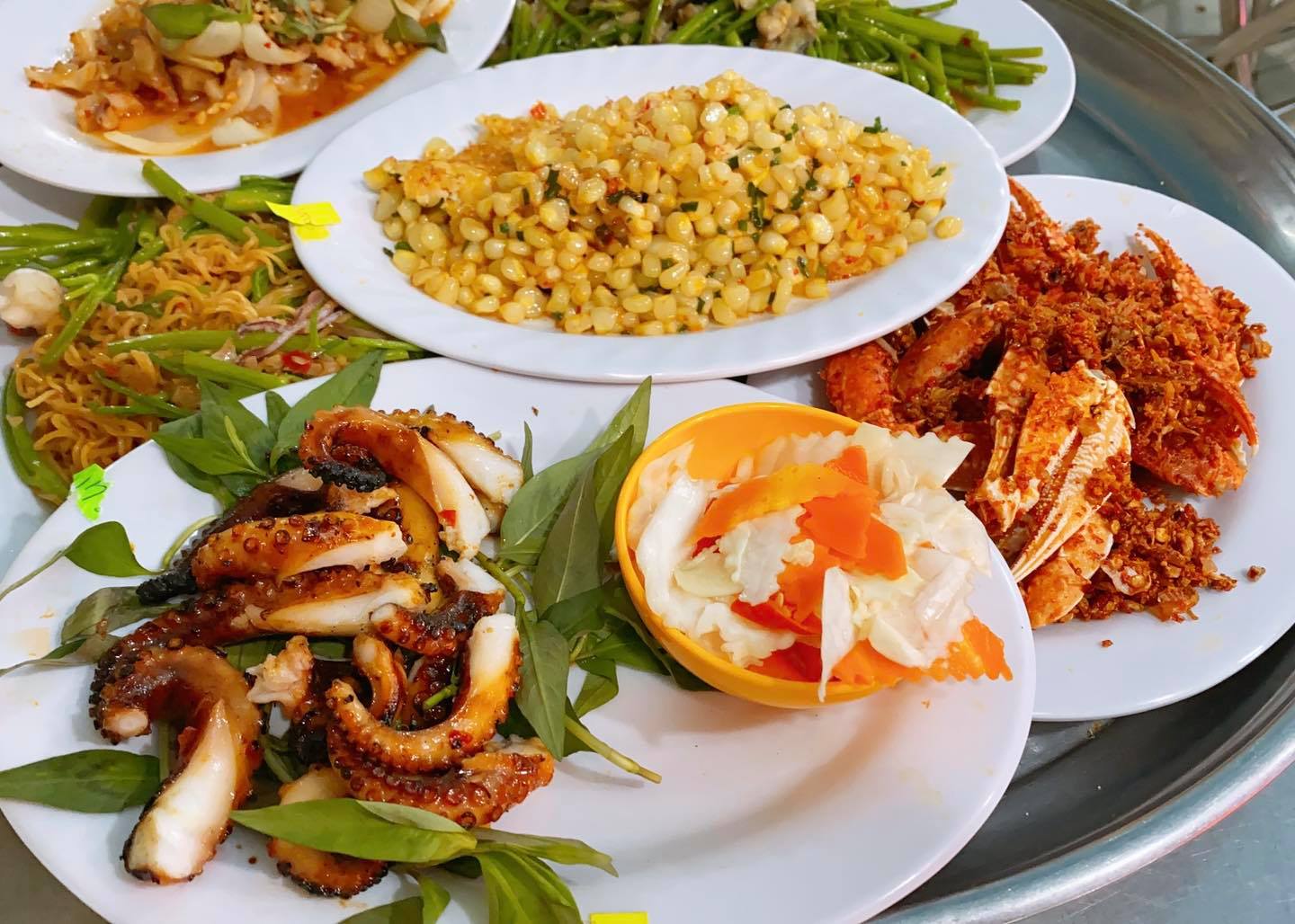 Nước chấm ở đây cũng là bí quyết giúp món ăn thêm phần hấp dẫn, được pha chế vừa vặn, chua cay hài hòa. Địa chỉ: 383 Vĩnh Khánh, Phường 8, Quận 4, TP.HCM; Bán từ 10-24g; Giá các món từ 60.000 đồng - Ảnh: FP của Quán.