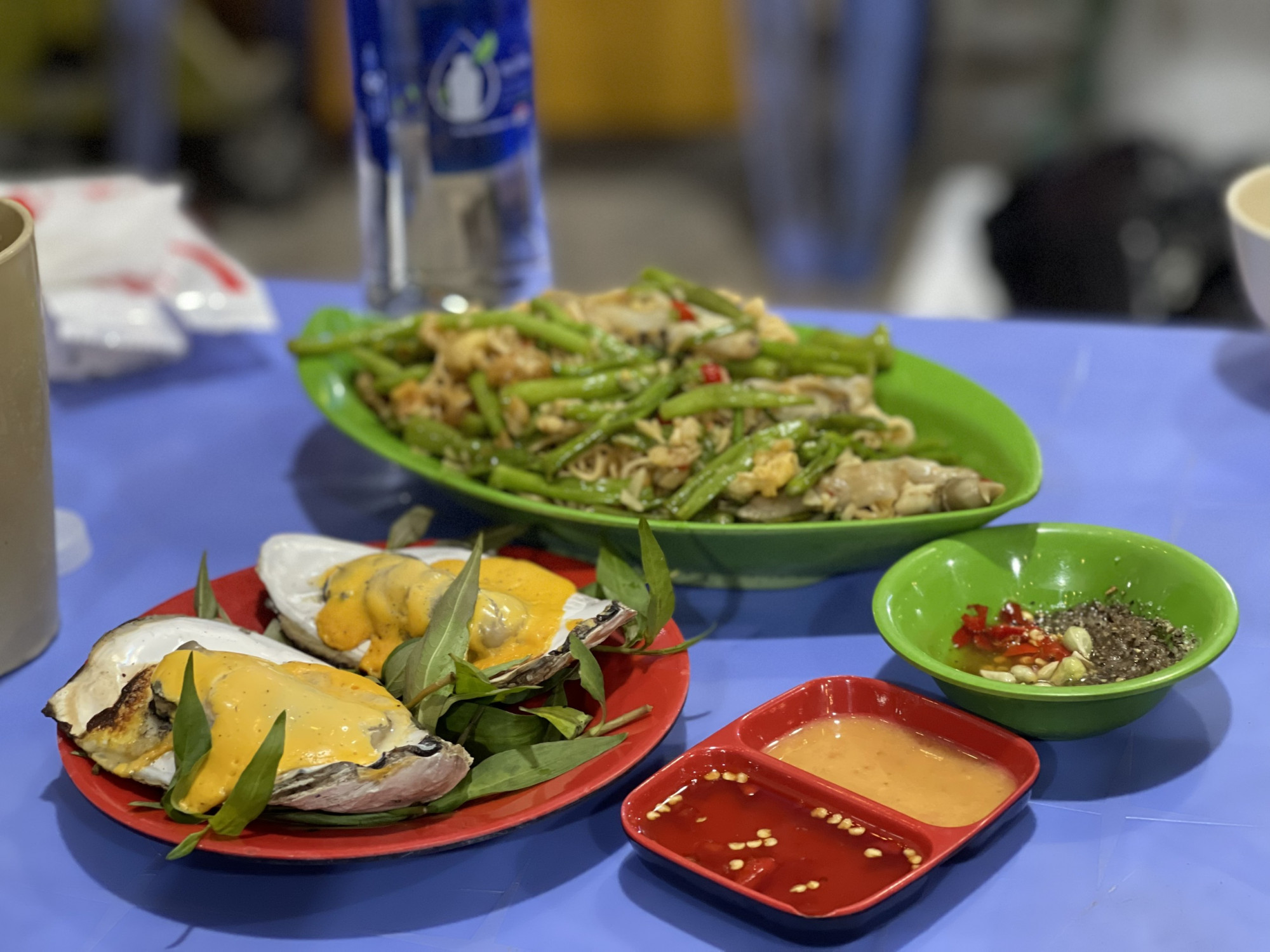 Ốc Phát Vĩnh Khánh, tọa lạc tại 361 - 363 Vĩnh Khánh, phường 8, quận 4, là điểm đến quen thuộc dành cho tín đồ mê ốc. Quán có không gian sạch sẽ, thoáng mát, phong cách bình dân giản dị, phù hợp cho cả gia đình và nhóm bạn trẻ muốn thưởng thức đồ ăn ngon mà giá cả hợp lý.