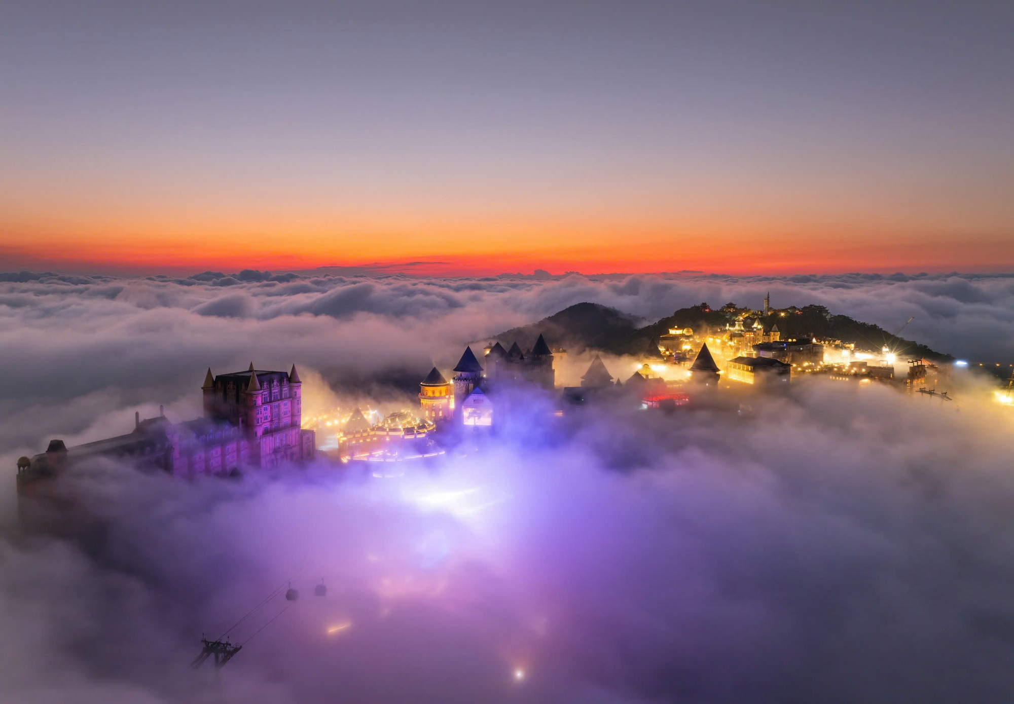 Đỉnh Bà Na Hills trong mây - Ảnh: FPKL