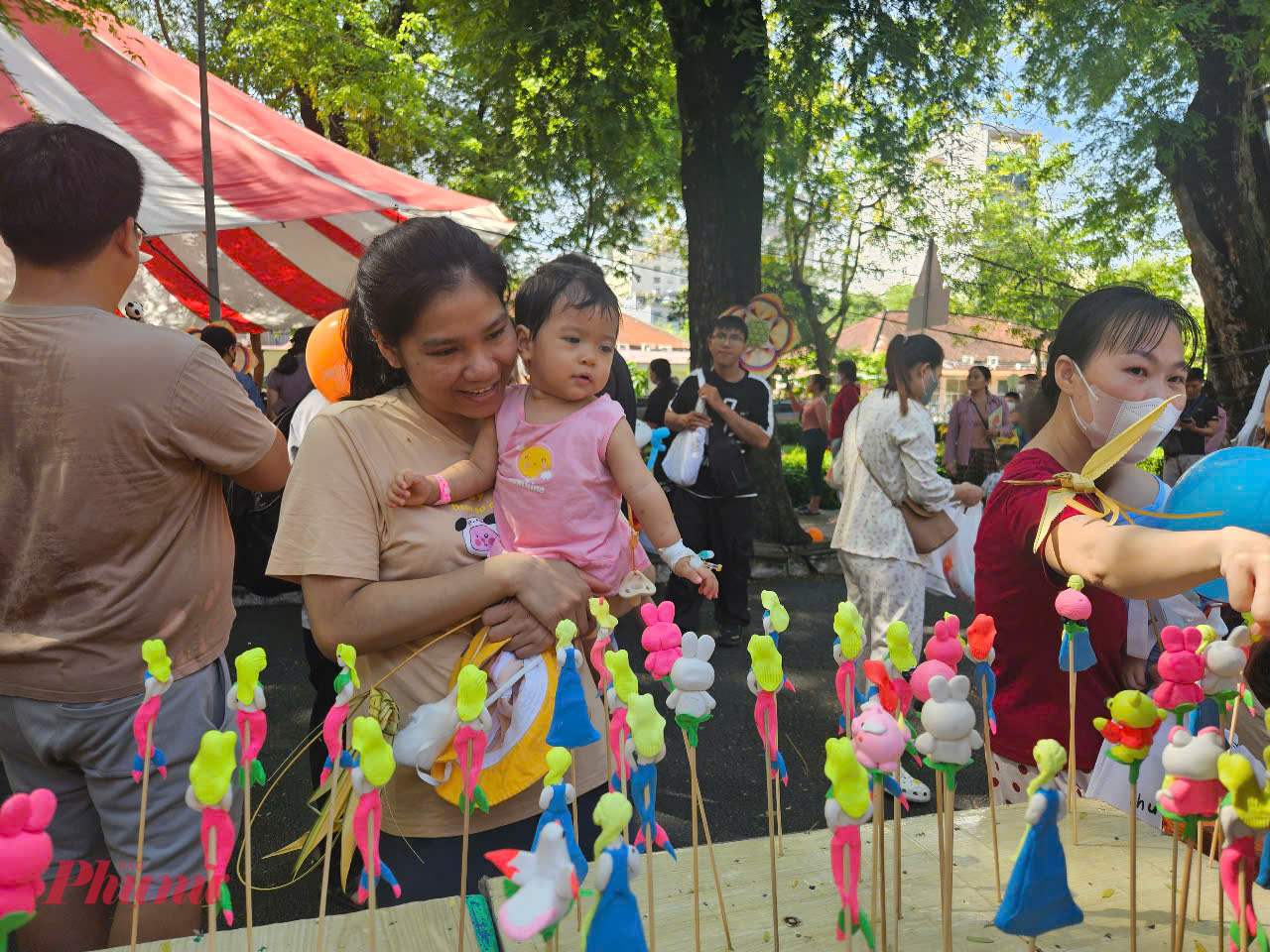 Thoải sức chọn lựa các con vật, bông hoa,... đầy màu sắc được nghệ nhân làm tò he chuẩn bị 