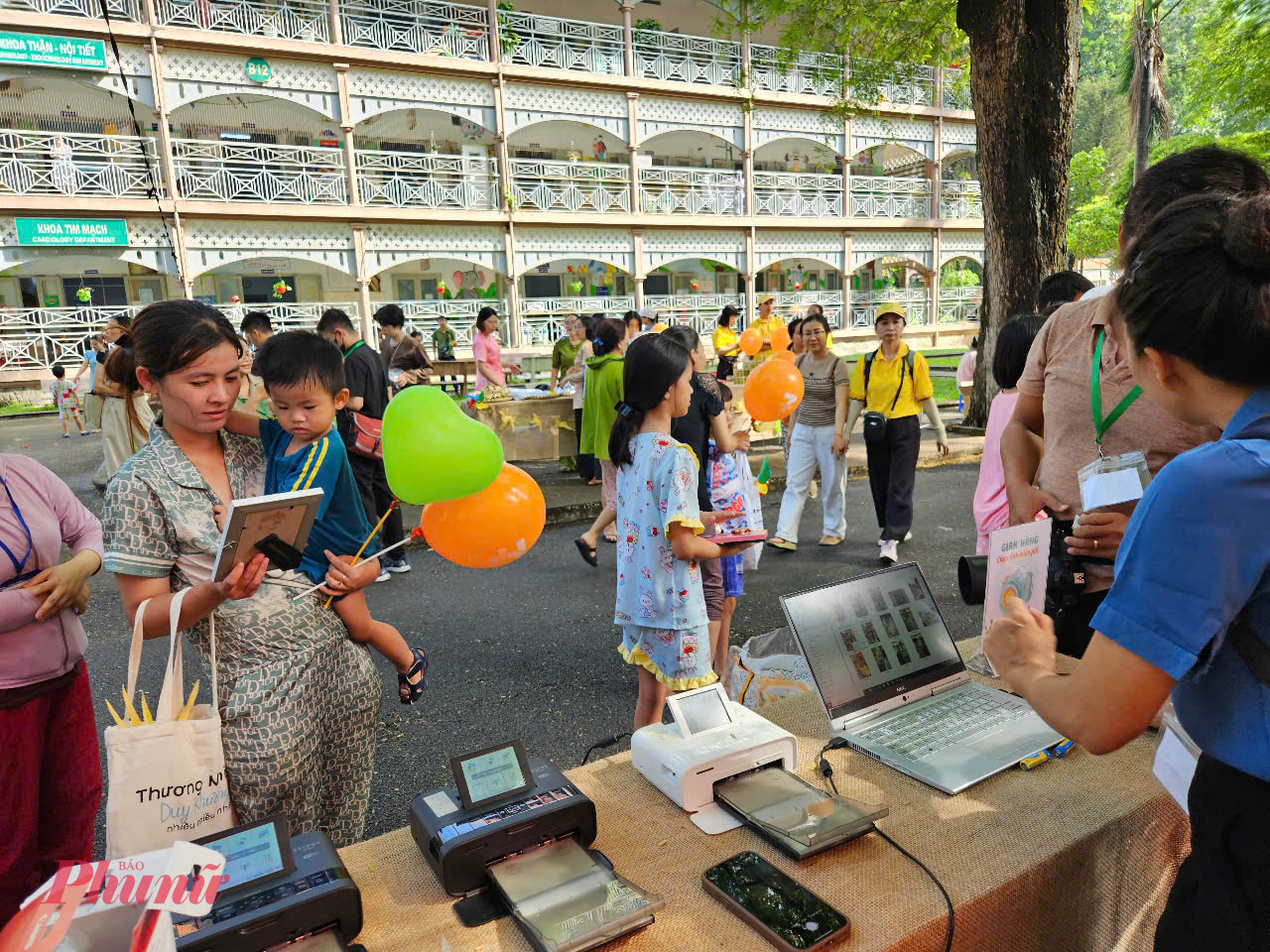 Ngoài vui chơi, quầy chụp, tặng ảnh cũng đặc biệt được nhiều phụ huynh quan tâm, chị Nguyễn Thị Thanh Ái (35 tuổi, ở Đắk Nông) cho biết: Con nằm viện hơn 2 tháng, 