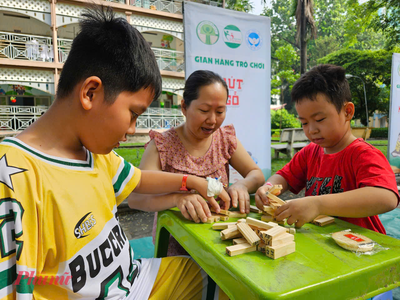 Hai bé trai cùng chơi trò rút gỗ, chỉ qua 2 lần rút gỗ, các bé đã trở nên thân thiết, nói chuyện cười đùa nhiều hơn
