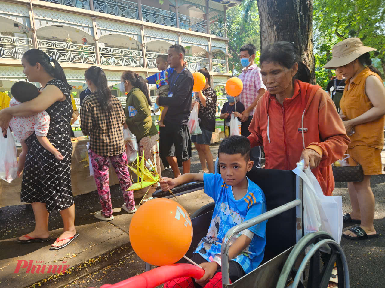 Gần 20 gian hàng bao gồm bánh nước, quà lưu niệm, trò chơi dân gian,... được đặt trong khuôn viên bệnh viện giúp các bé và phụ huynh thuận tiện tham dự ngày hội