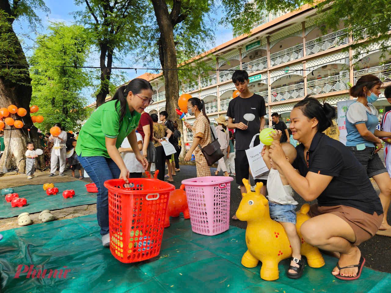 Khu vực cưỡi thú ném banh và thảy rổ bắt heo đất thu hút các bé từ 3 đến 5 tuổi nhất, bởi khi thành công thảy được banh vào rổ, các con sẽ được cô chú quản trò tặng bánh kẹo