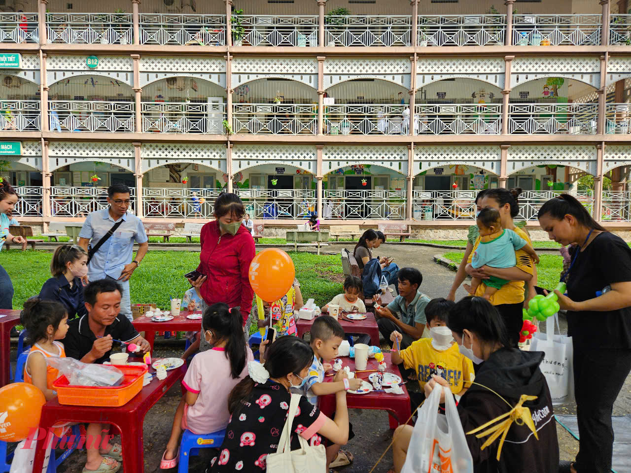 Khu vực tô tượng, vẽ tranh, rút gỗ,... thu hút nhiều trẻ nhất, bé T.V.T. (10 tuổi, ở tỉnh Bình Phước) điều trị tại khoa Tim mạch chia sẻ: Con với mẹ xuống đây từ 7g sáng, con được các cô cho bánh, sữa, túi xách, chút nữa con phải quay lại khám bệnh nên con tranh thủ tô tượng vì con thích tượng hoạt hình