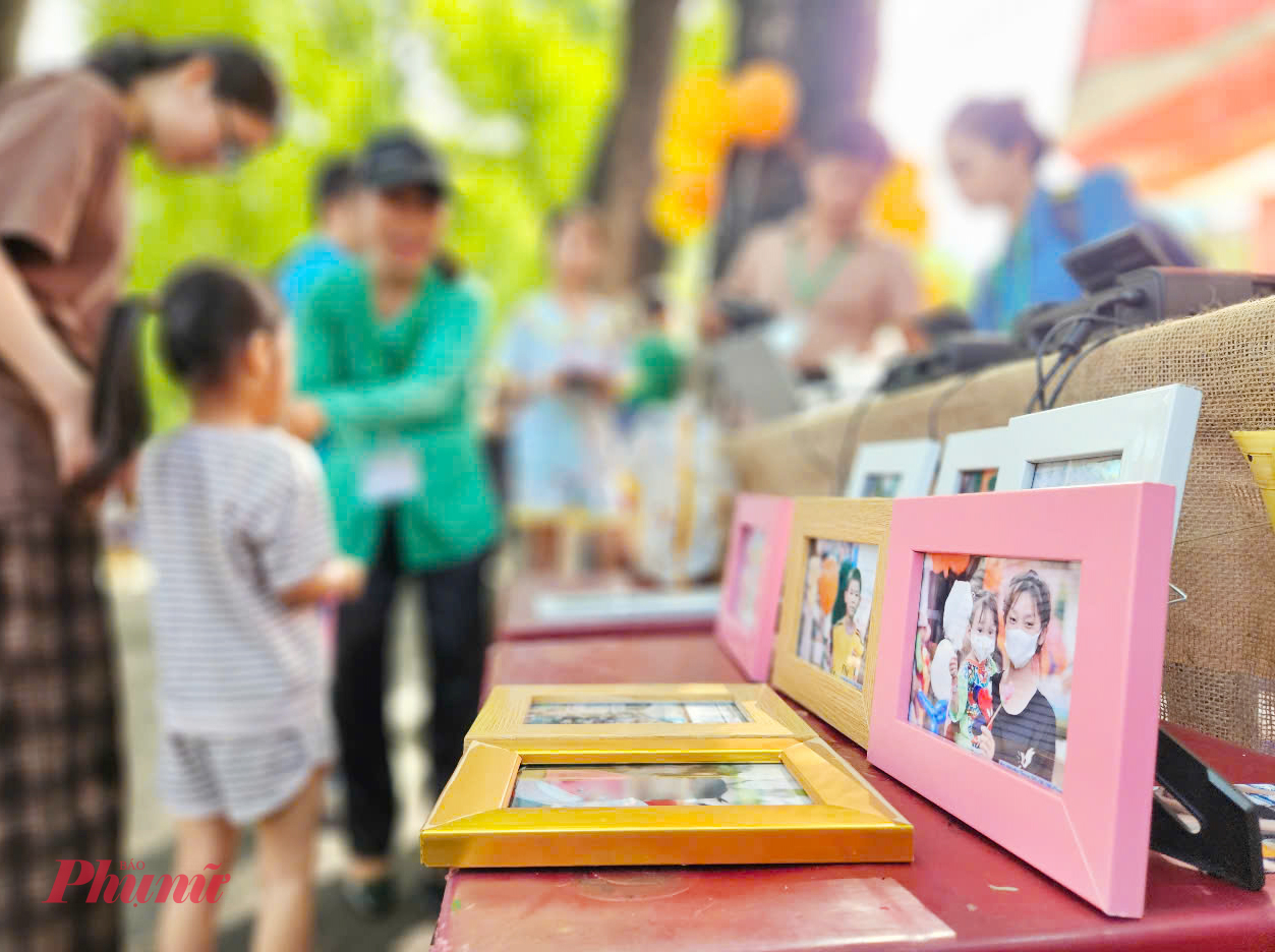 Những khung ảnh đầy máu sắc lưu giữ khoảnh khắc vui vẻ của hai mẹ con bệnh nhi, bác sĩ CK2 Lê Thị Minh Hồng, Phó giám đốc Bệnh viện Nhi đồng 2 TPHCM cho biết: Đây là hoạt động thường niên của bệnh viện nhằm giúp các bé đang điều trị có được sân chơi bổ ích, phần nào quên đi nỗi đau bệnh tật. Đồng thời động viên phụ huynh của các bé cố gắng hơn nữa để đồng hành cùng các bác sĩ điều trị tốt nhất, giúp các bé sớm khỏi bệnh về nhà