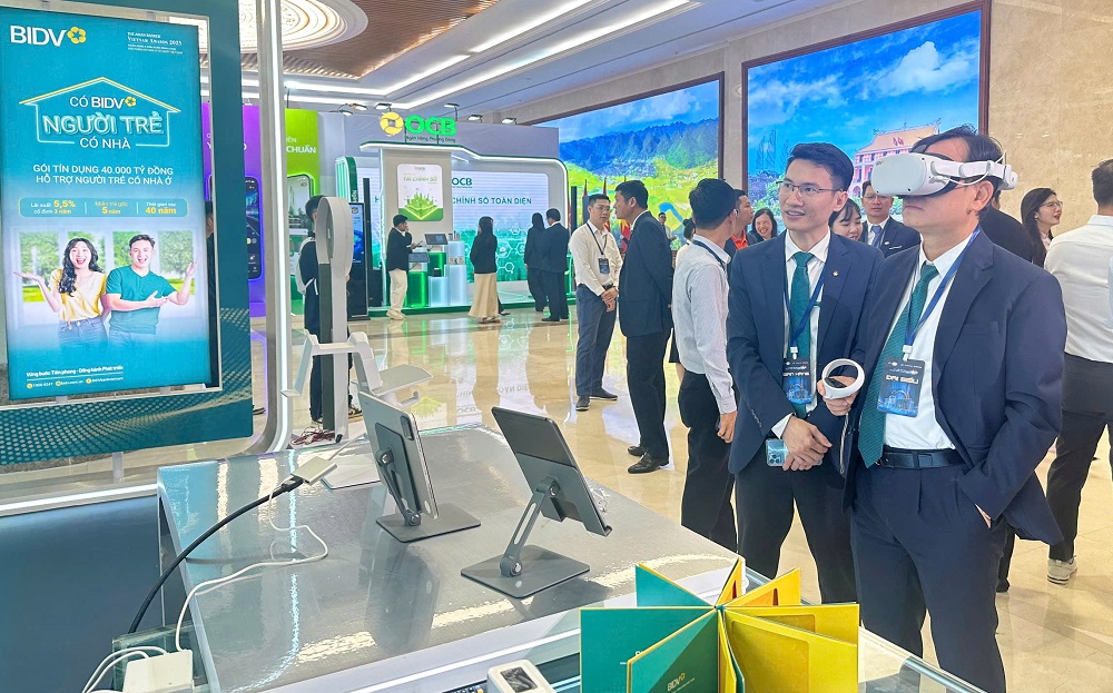 Đại biểu tham quan trải nghiệm sản phẩm số của BIDV qua mô hình thực tế ảo - Ảnh: BIDV