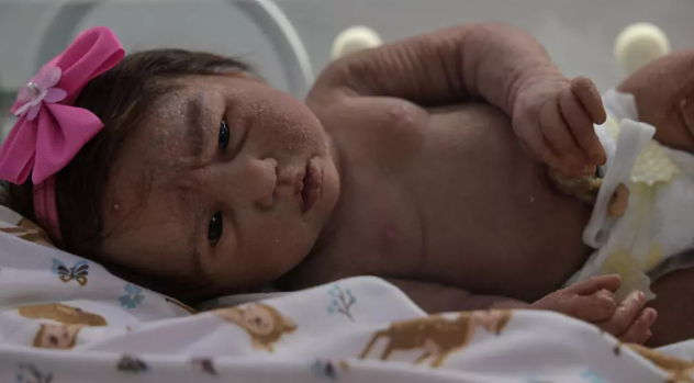 Một búp bê như em bé thật