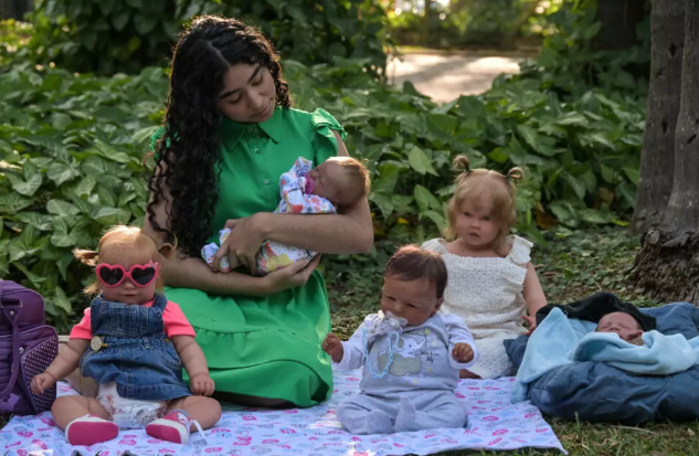 Gabi Matos, người đã sưu tầm 22 con búp bê em bé 'tái sinh', đã thu hút hơn một triệu người theo dõi trên kênh YouTube của mình nhưng gần đây đã phải chịu nhiều chỉ trích vì sự tận tụy của cô đối với những đứa con giống như người thật của mình © Nelson ALMEIDA / AFP