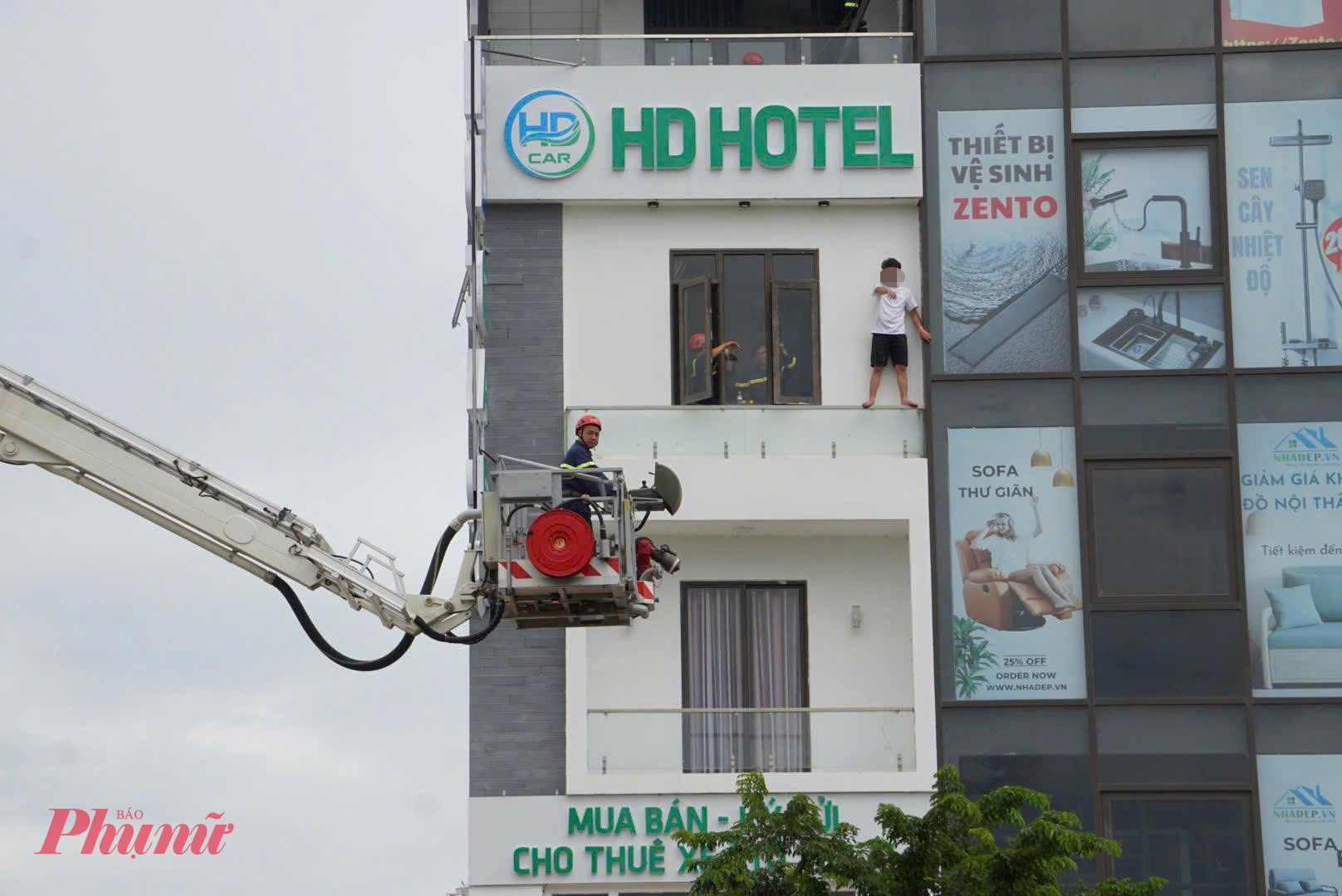 Nam thanh niên cố thủ ở lan can tầng 4 nhiều giờ đồng hồ
