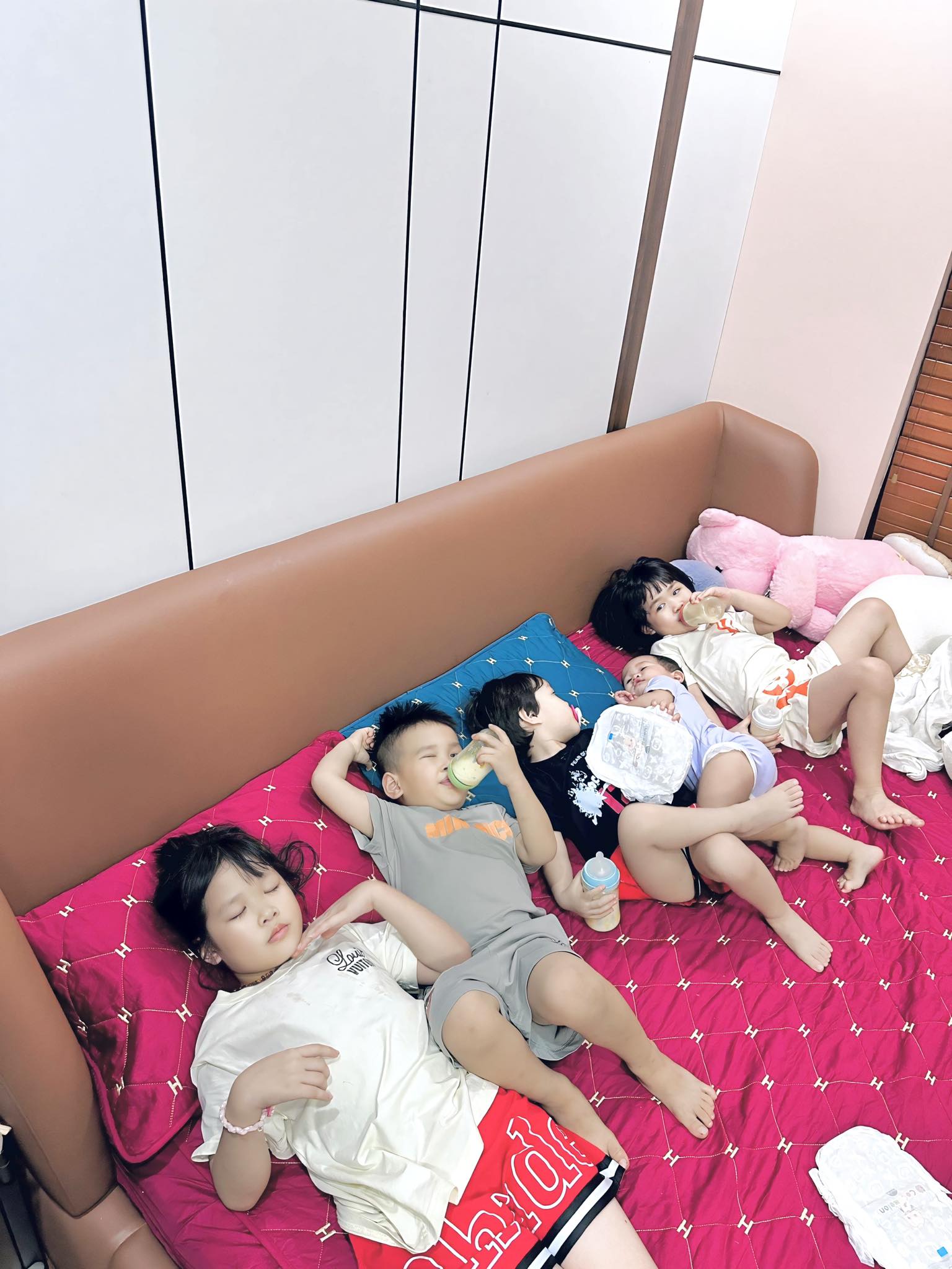 Cặp vợ chồng 6 con: "Chúng tôi thấy mọi thứ vừa đủ" Chị Thủy tự tay chăm sóc các con, rèn nề nếp sinh hoạt cho các con từ nhỏ (Ảnh: NVCC)