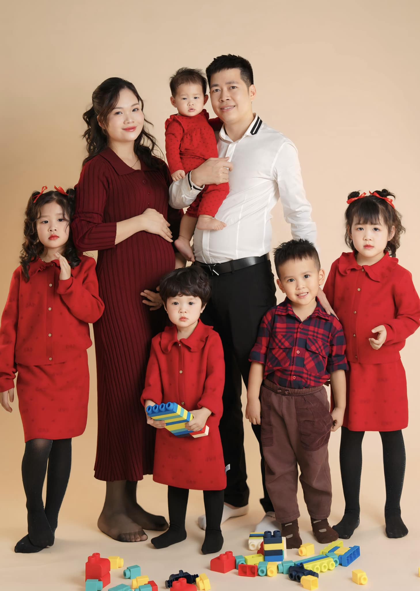 Cặp vợ chồng 6 con: "Chúng tôi thấy mọi thứ vừa đủ" Ít ngày nữa, đôi vợ chồng trẻ sẽ đón thêm em bé thứ 6 (Ảnh: NVCC)