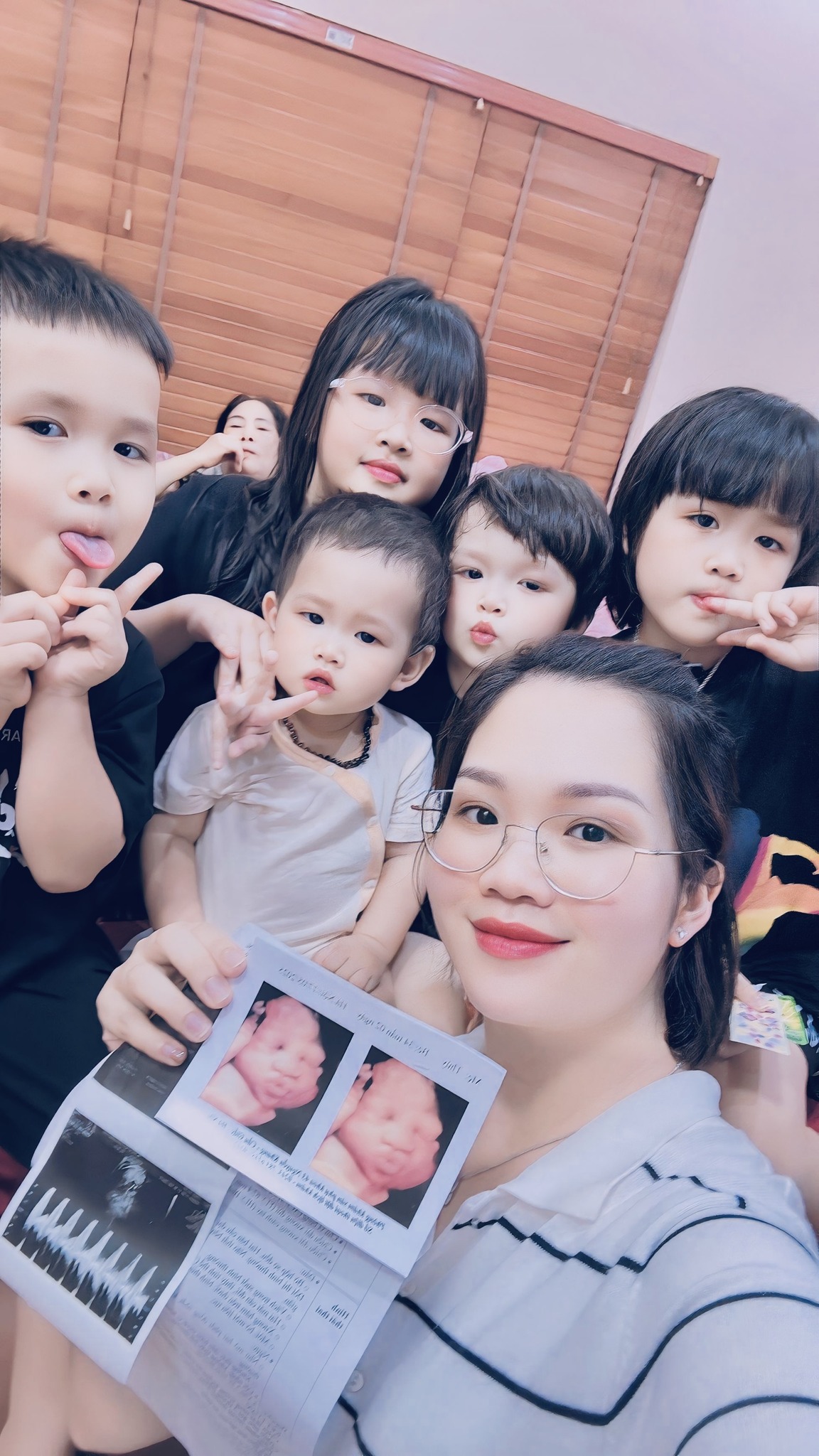 Cặp vợ chồng 6 con: "Chúng tôi thấy mọi thứ vừa đủ" Thường xuyên chia sẻ cuộc sống của gia đình đông con, chị Thủy cũng nhận được sự quan tâm rất lớn từ cộng đồng mạng