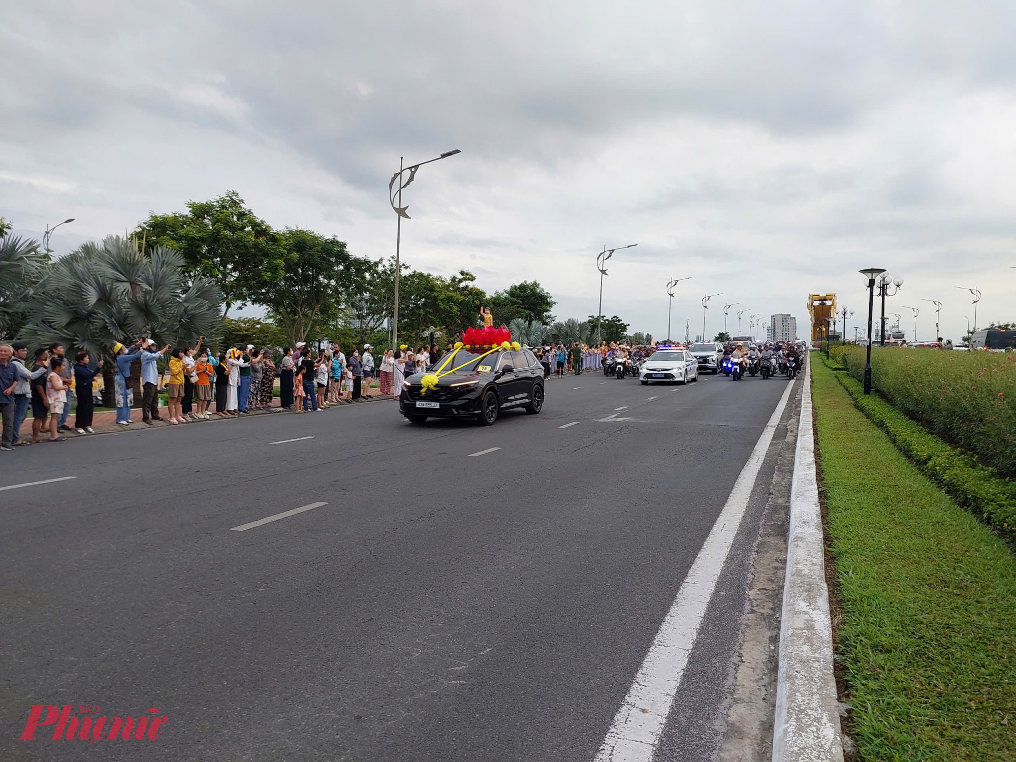 Đoàn rước đi qua cầu Rồng
