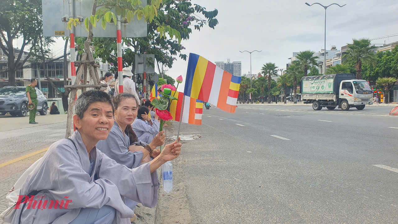 Từ buổi chiều, người dân dọc các trục đường đoàn rước đi qua đã đứng chờ cung nghinh.