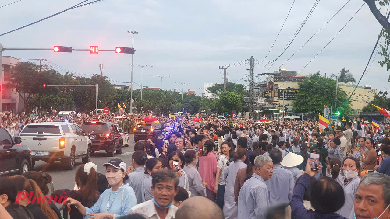 Từ sáng nay, hàng ngàn người dân khắp cả nước đã đổ về khu vực chùa Quán Thế Âm để chờ cung nghinh Xá lợi Phật.