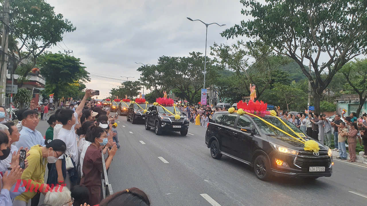 Lực lượng công an được tổ chức đảm bảo an ninh khắp các ngã tư, dọc các tuyến đường.