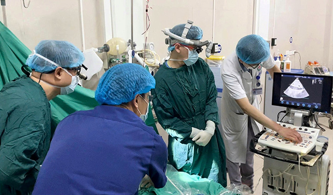 Các bác sĩ Bệnh viện Nhi Trung ương nhanh chóng thực hiện các biện pháp cấp cứu và đặt ECMO cho bệnh nhi tại bệnh viện địa phương (ảnh bác sĩ cung cấp)