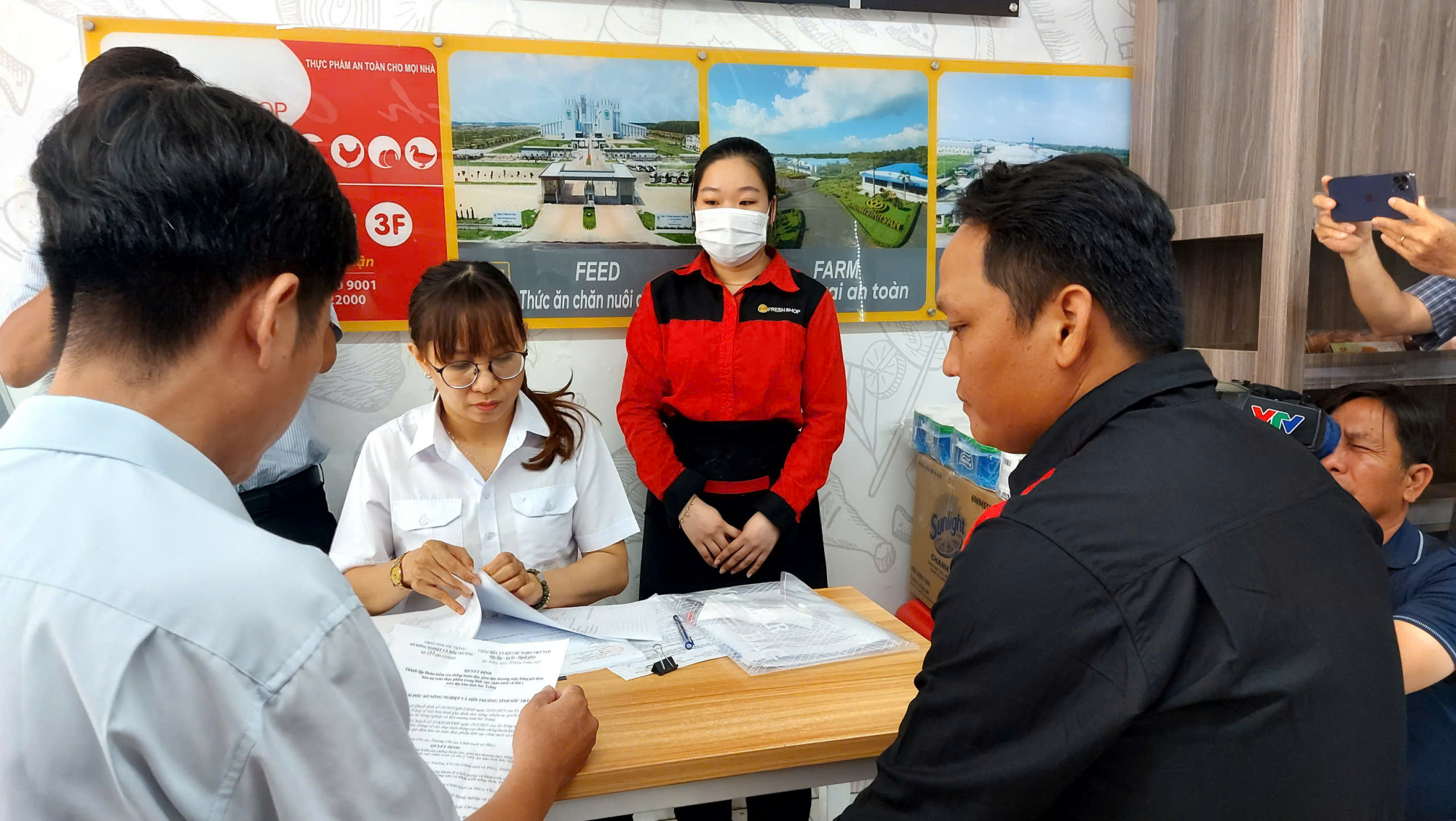 Đoàn liên ngành làm việc tại Cửa hàng C.P. Freshop - Ảnh CTV