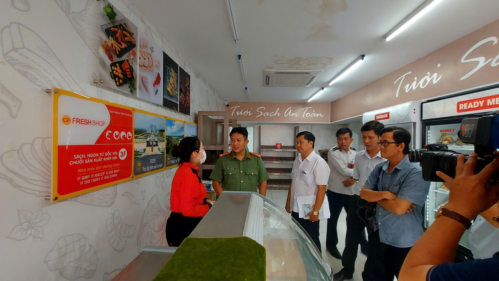 Đoàn đã kiểm tra tất cả các sản phẩm liên quan tới thịt - Ảnh CTV