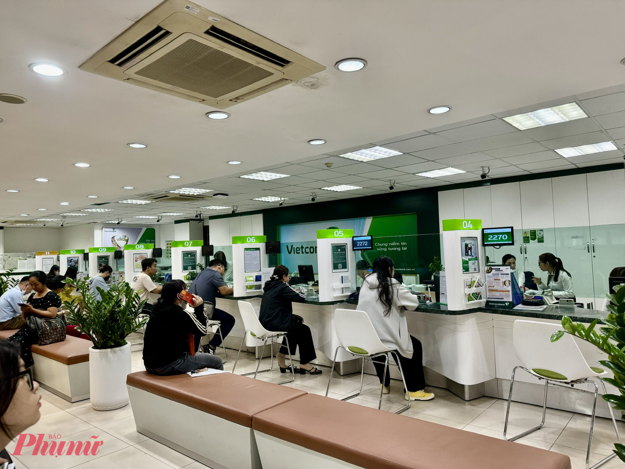 Khách hàng đến giao dịch tại Vietcombank chi nhánh Bến Thành (quận 1, TPHCM) - Ảnh minh họa: Thanh Hoa